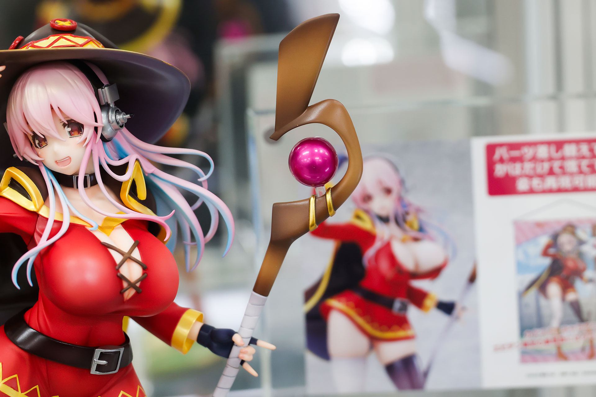 手にはしっかり杖が握られている