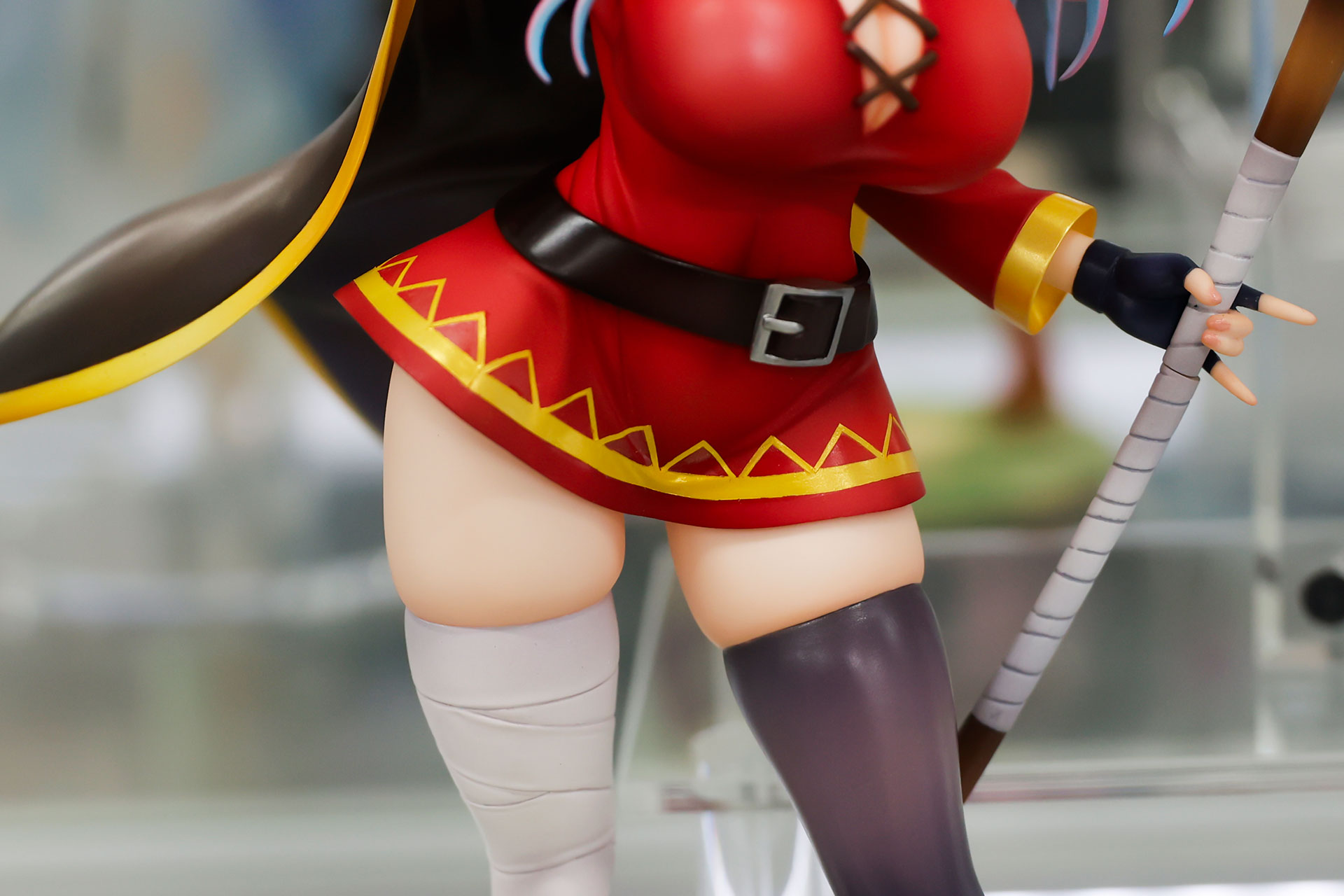 白い太ももがまぶしい