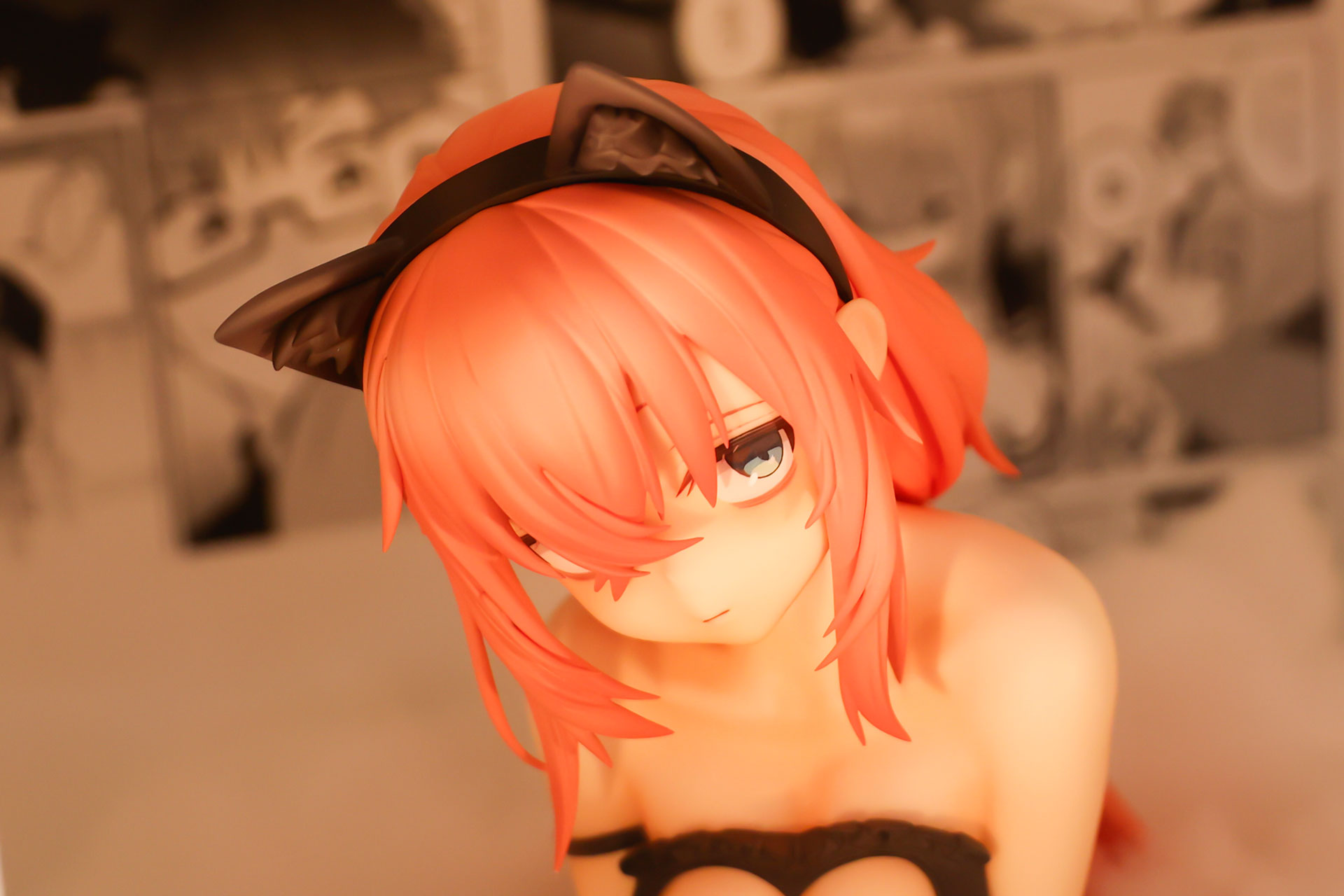 頭には猫耳のカチューシャを身につけている