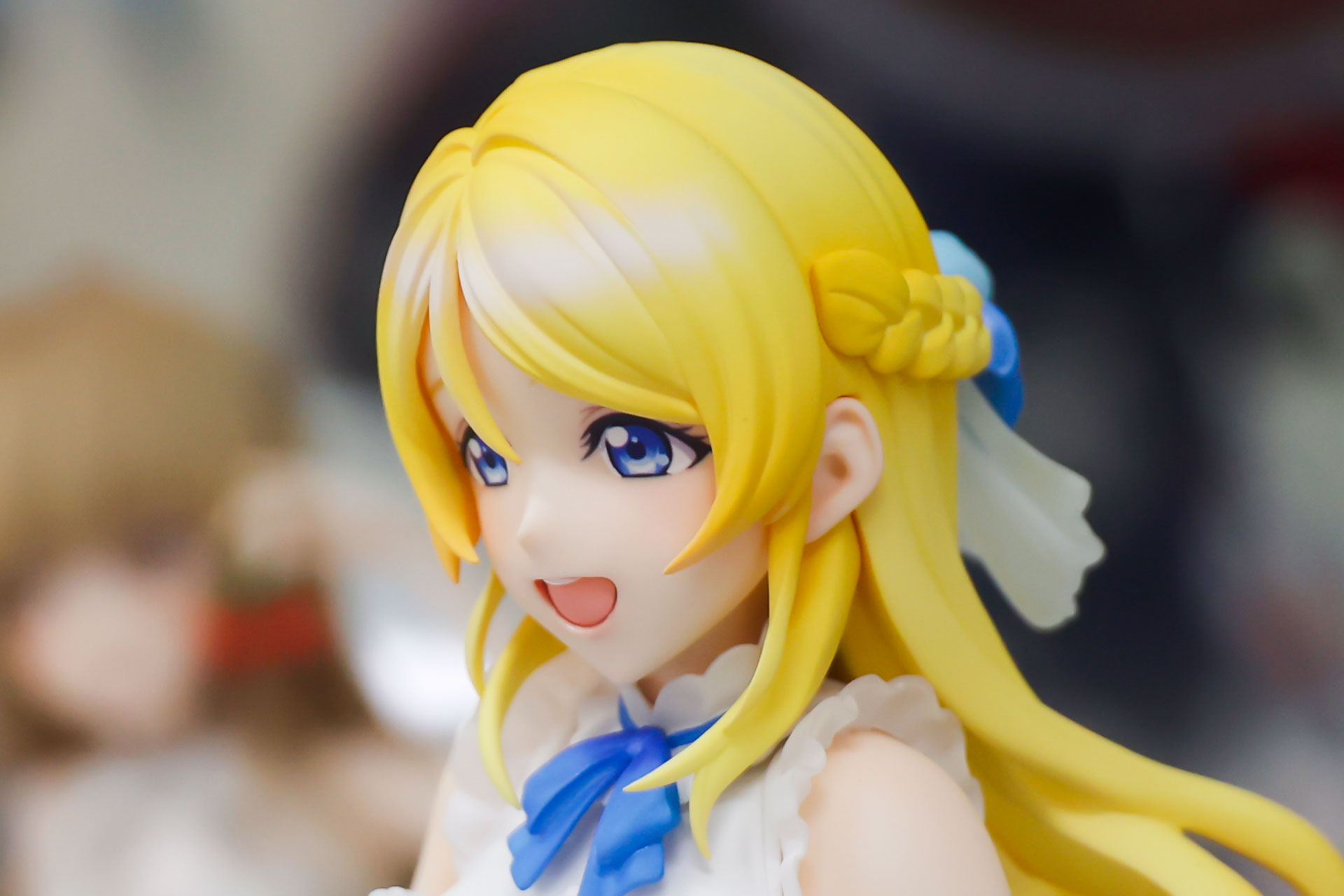 髪型やアクセサリー類もかなり凝った作りだ