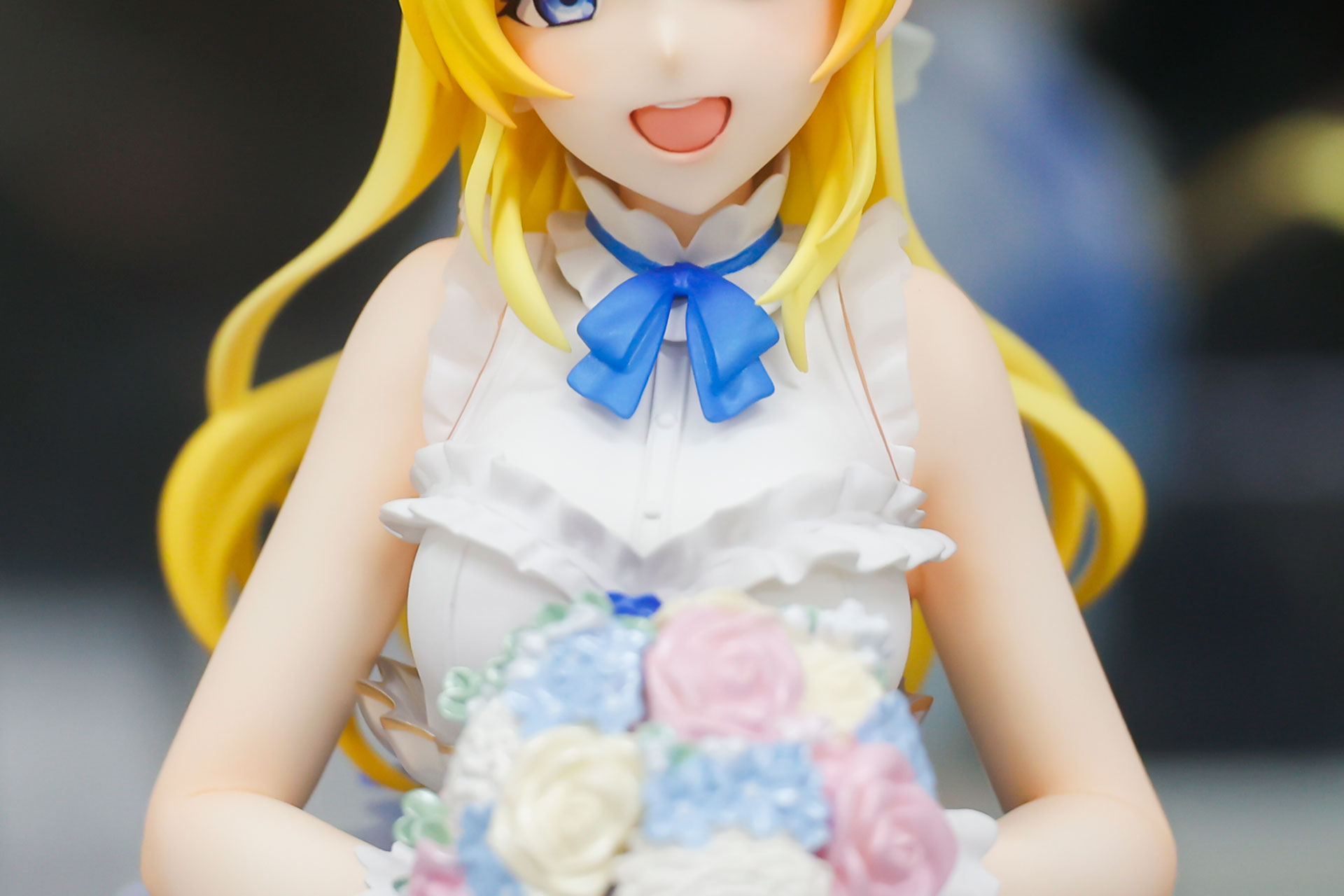 首元の青いリボンが目立つ