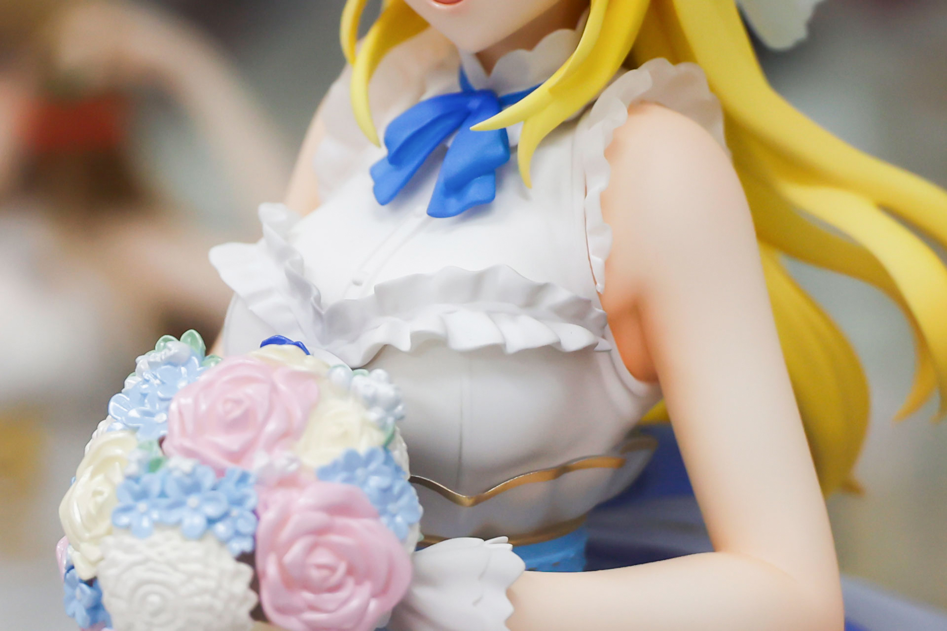 白い衣装には金の装飾が付けられている