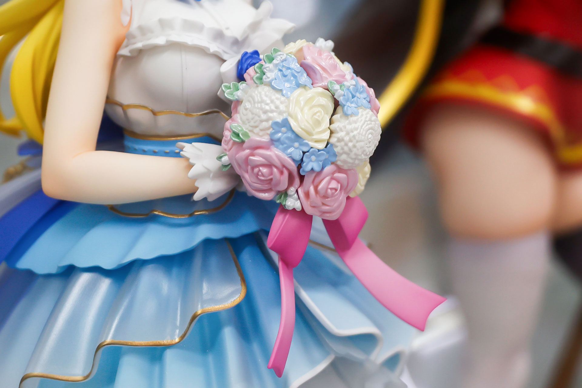 手に持ったブーケも華やかだ