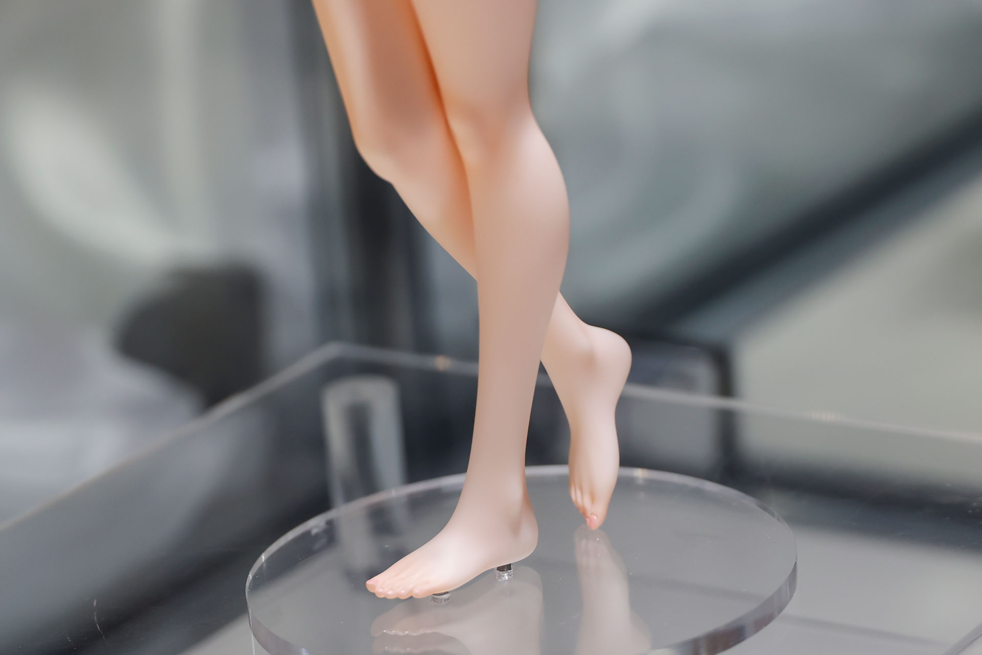 片足は少し上げた状態だ