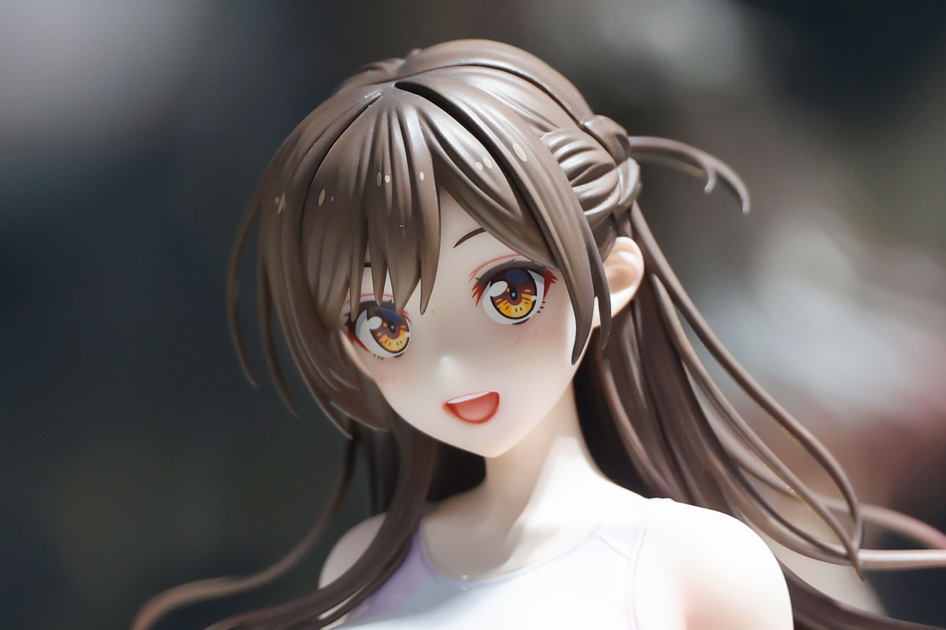 白い素肌が一段と美しく見える