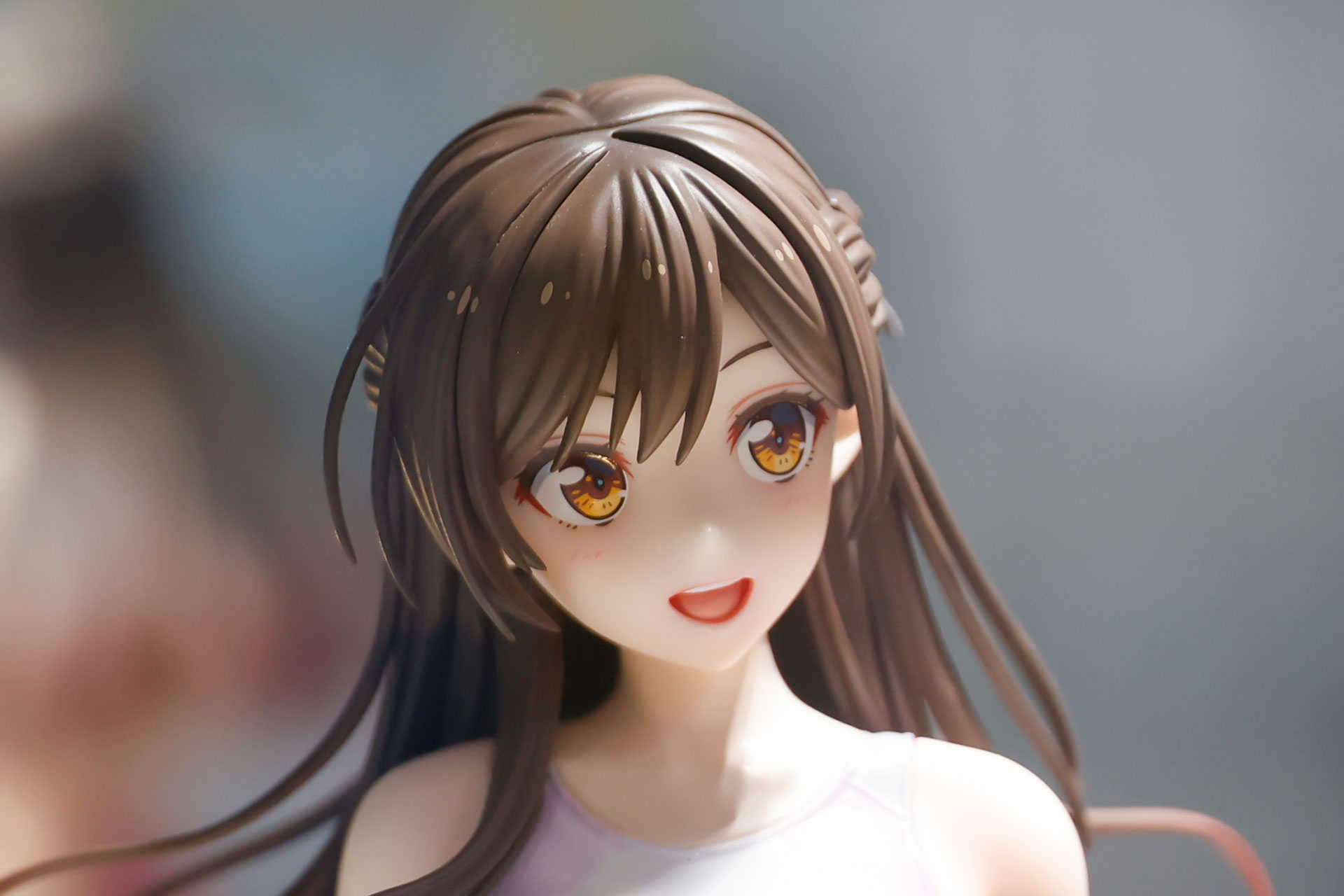 髪も細かい彩色が施されている