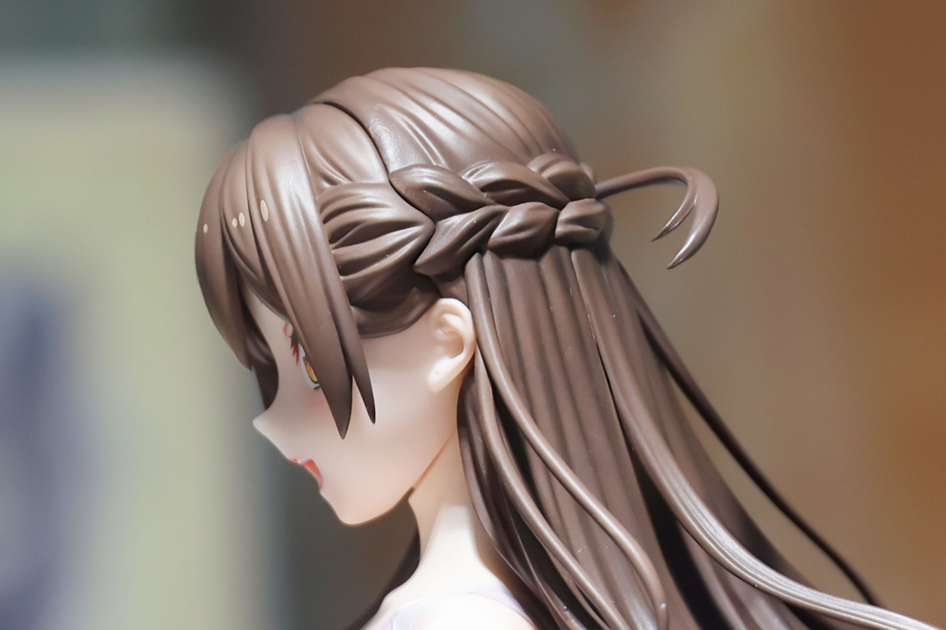 サイドから見ると髪が編み込まれているのがわかる