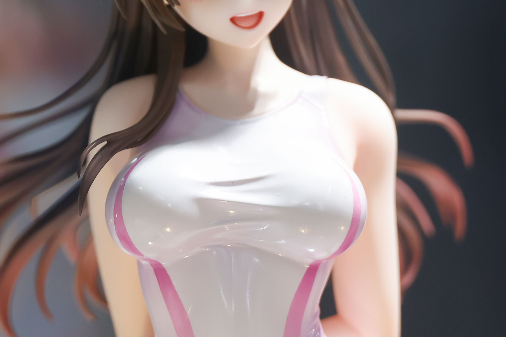 胸の谷間にもシワが