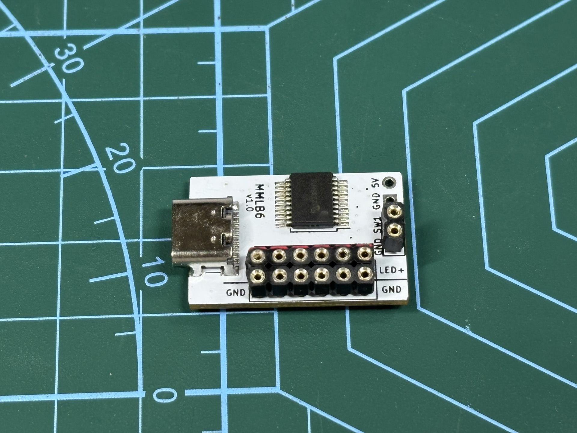 「模型電光」の基板は18×27×6mm(幅×奥行き×高さ)。プラモデル本体や台座などに組み込める大きさだ