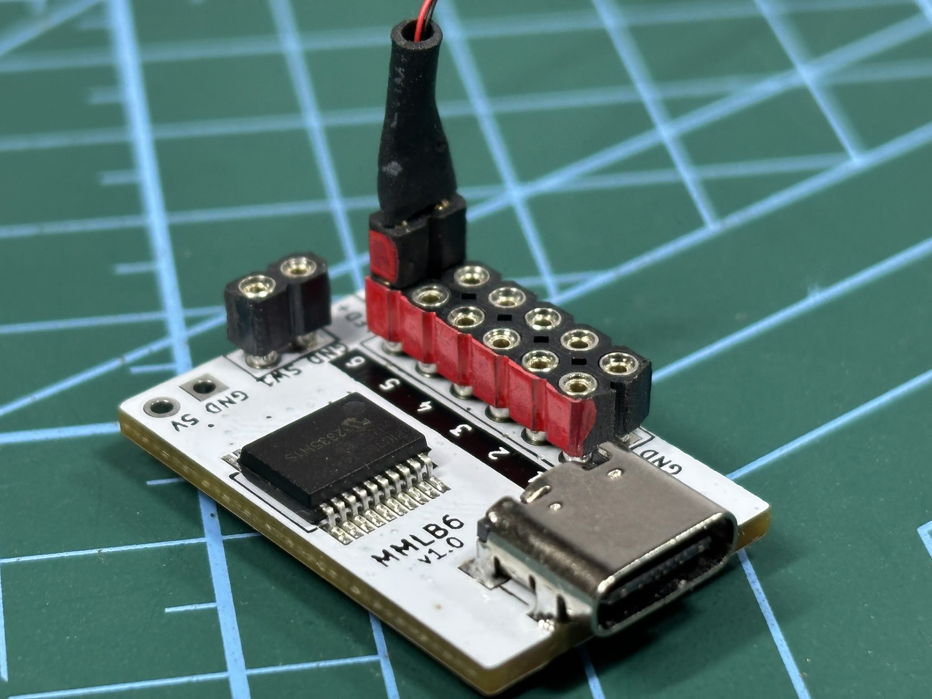 LEDユニットの取り付けは極性の確認が必要となる。接続部に赤いマークがあり、これを合わせる設計となっている