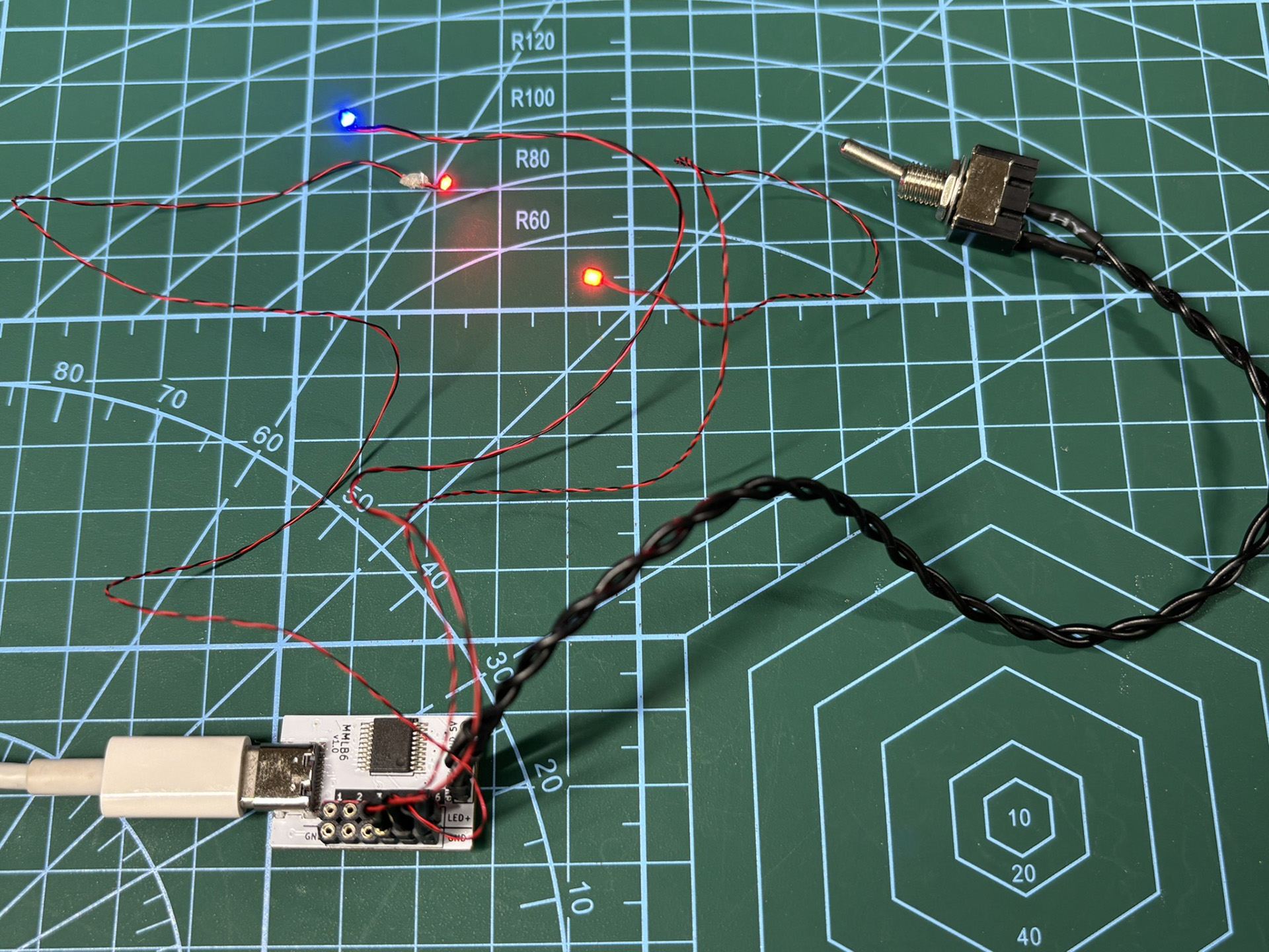 USB Type-CコネクターでPCと接続し発光パターンを制御する。モバイルバッテリーを接続すれば、どこでも発光可能となる