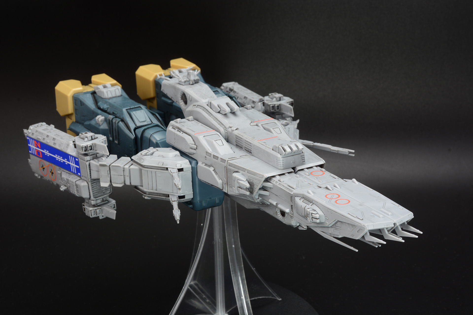 使用したハセガワのプラモデル「SDF-1 マクロス 要塞艦 “劇場版”」。これにLEDを両面テープで取り付けた