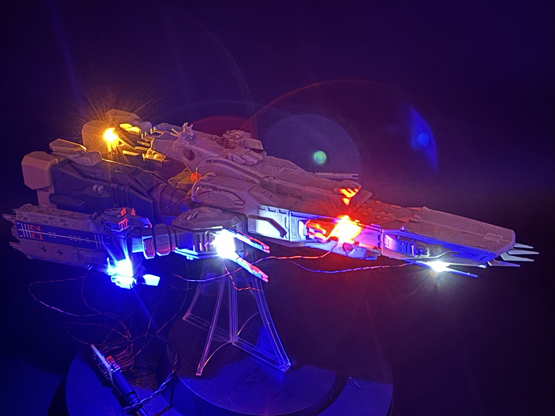 どの場所が発光するとカッコいいか、試してから両面テープで固定した