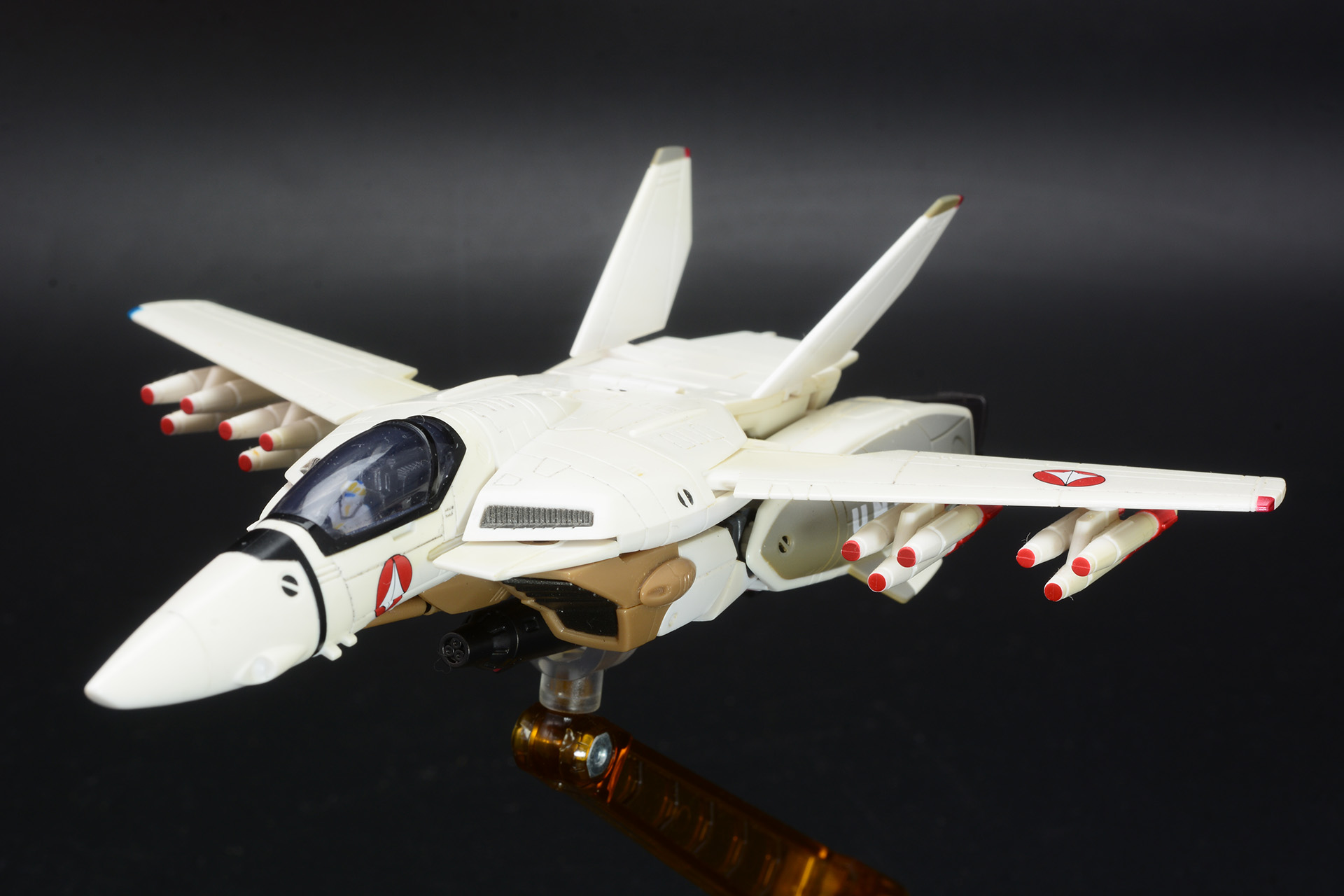 こちらではBANDAI SPIRITSのアクションフィギュア「HI-METAL R VF-1A バルキリー（柿崎速雄機）」を使用