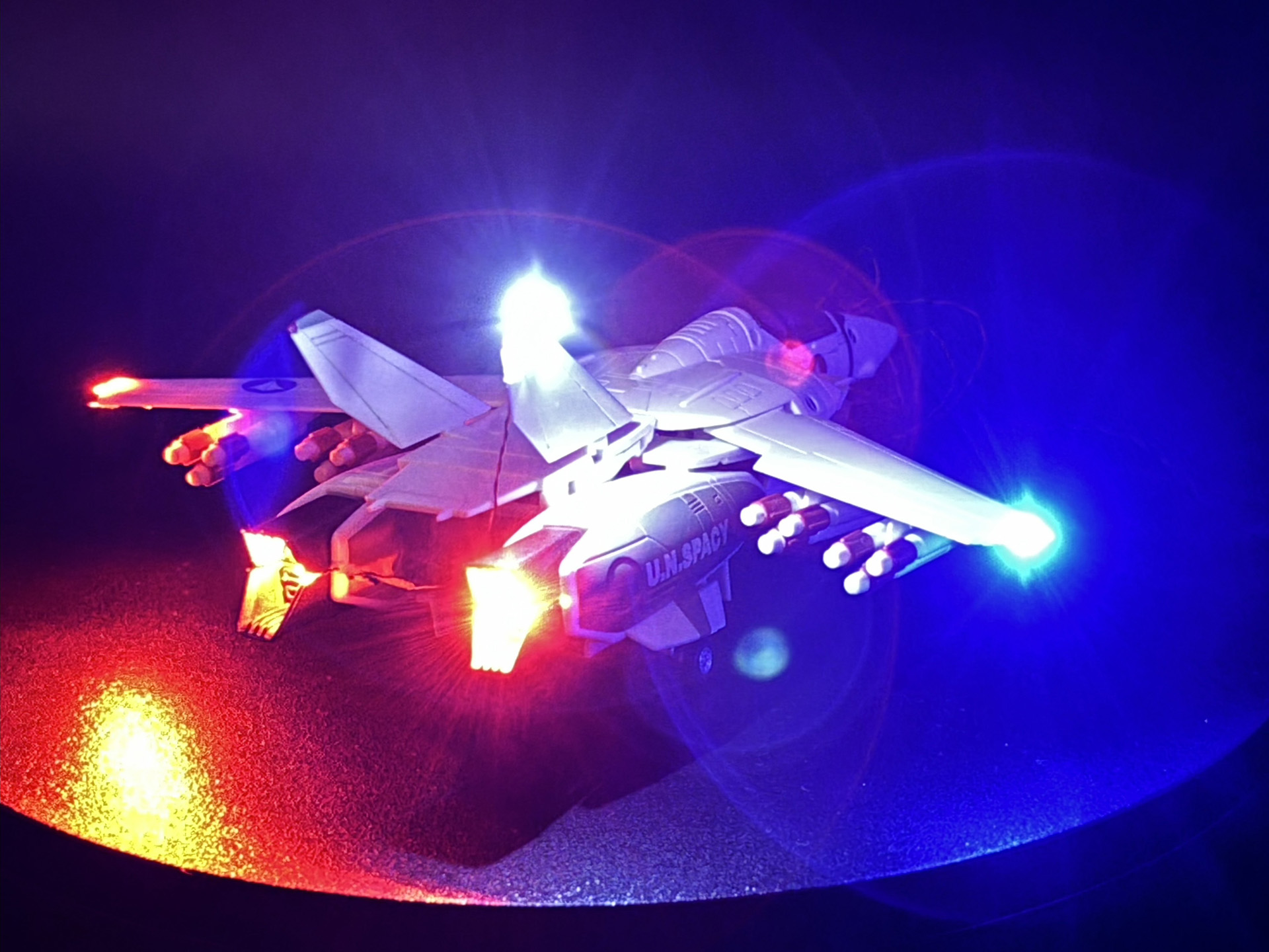 エンジンノズルが赤く輝く。「ゆらぎ」設定で、炎が揺らめく雰囲気に