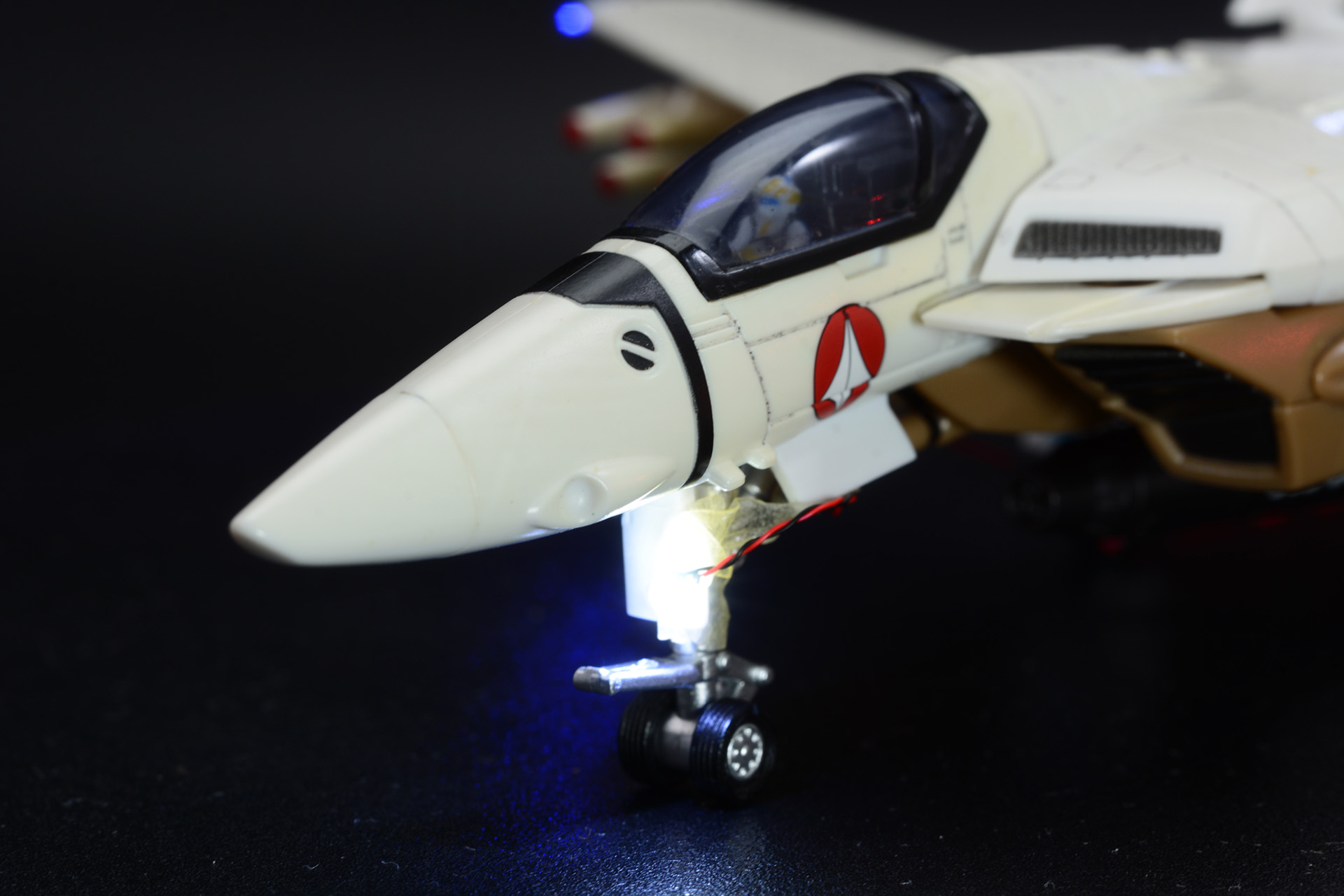 ランディングギアに両面テープでLEDを配置