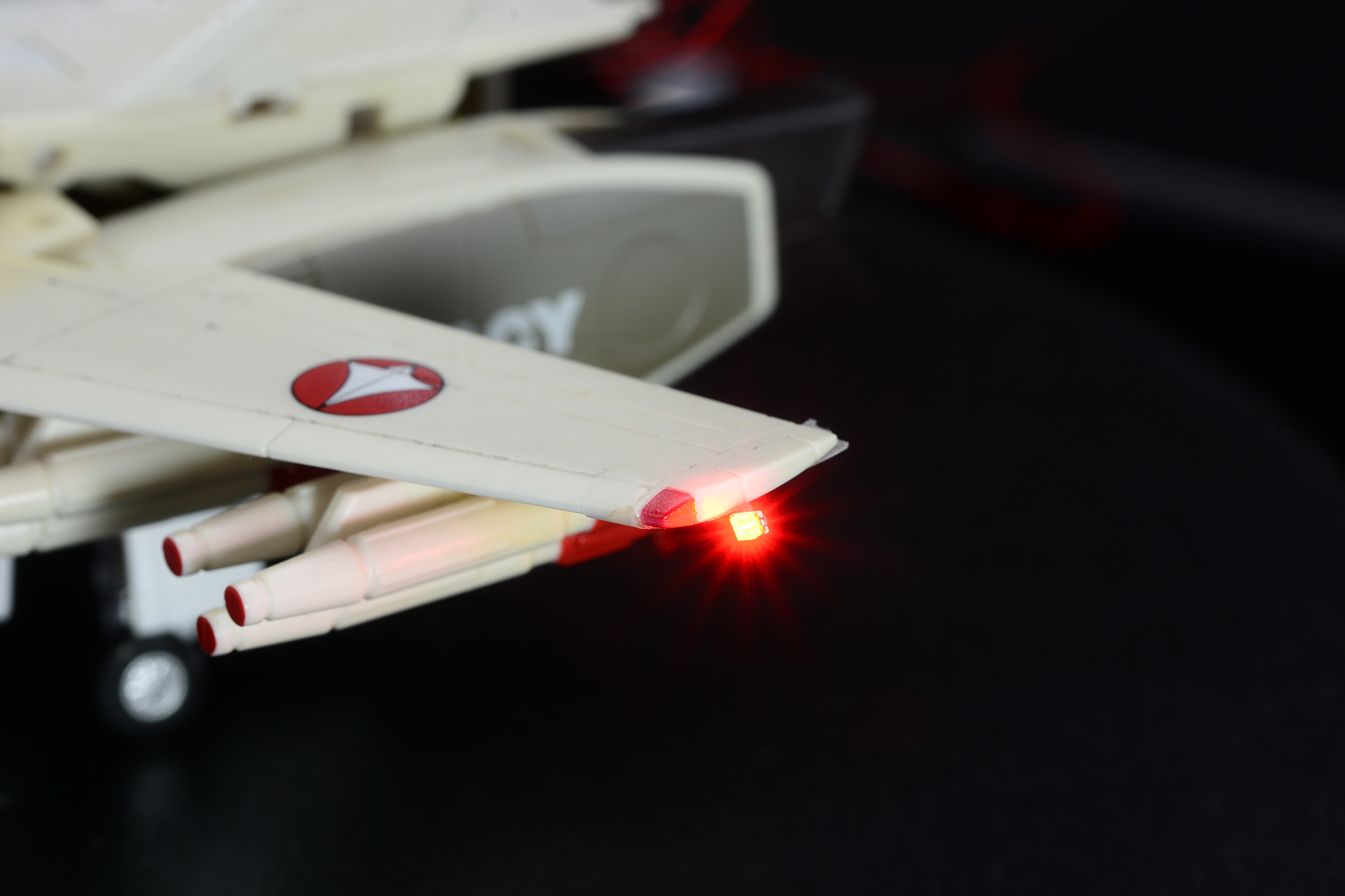 翼端に航行灯を設置