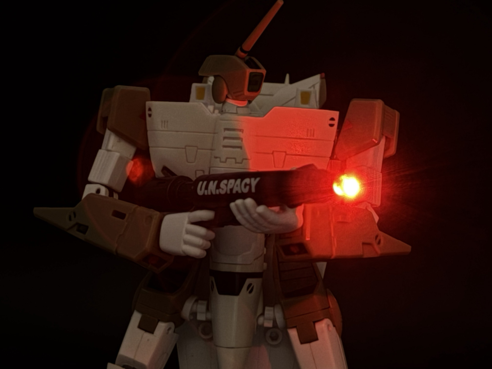 闇の中で射撃をしている雰囲気に