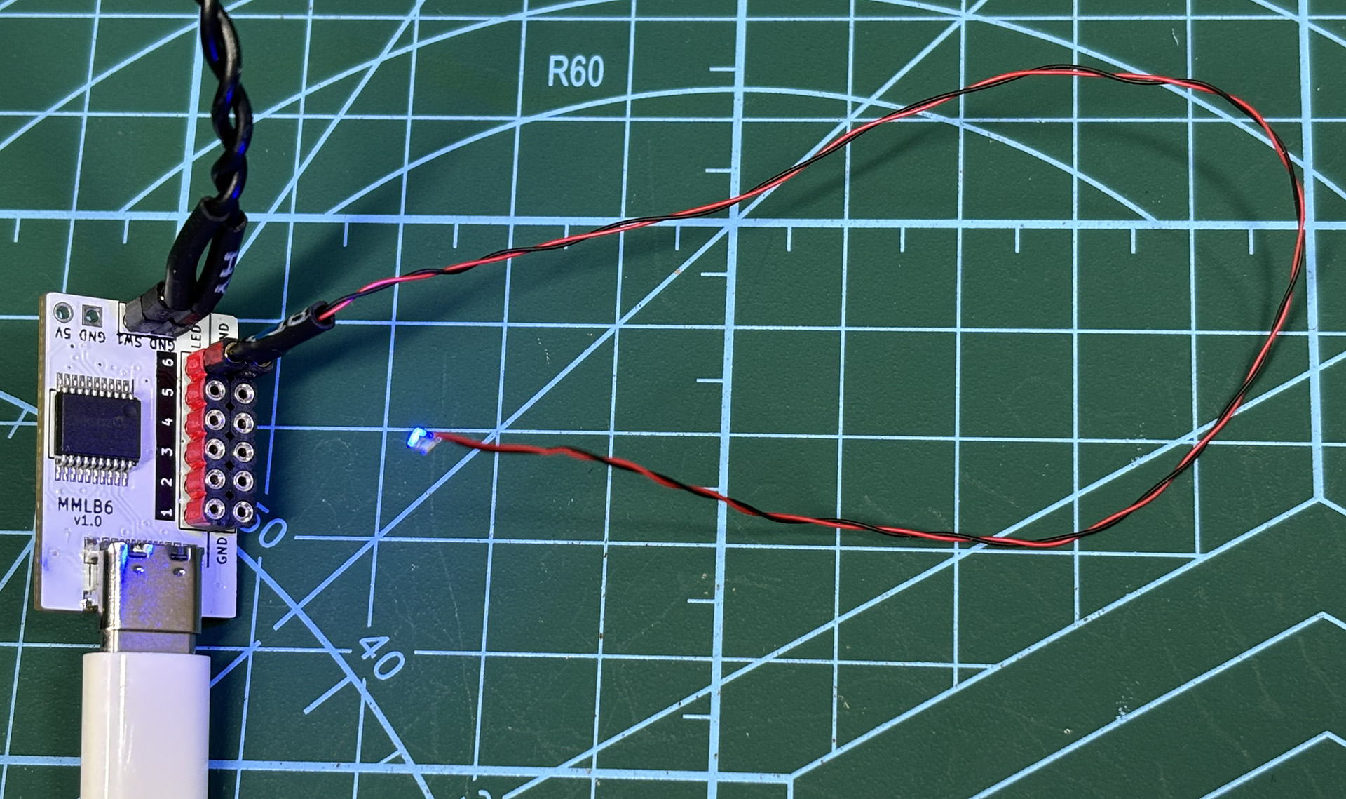 この基板に「0805チップ型LEDユニット」を接続させ、発光させることができる