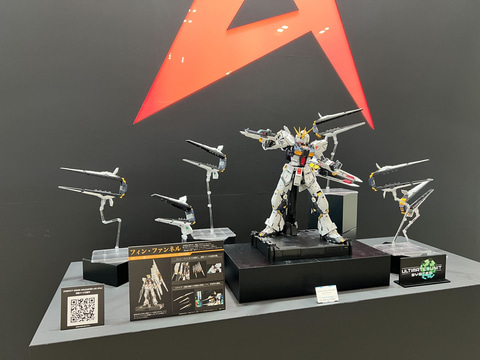イベント会場にてガンプラ「PERFECT GRADE UNLEASHED 1/60 νガンダム