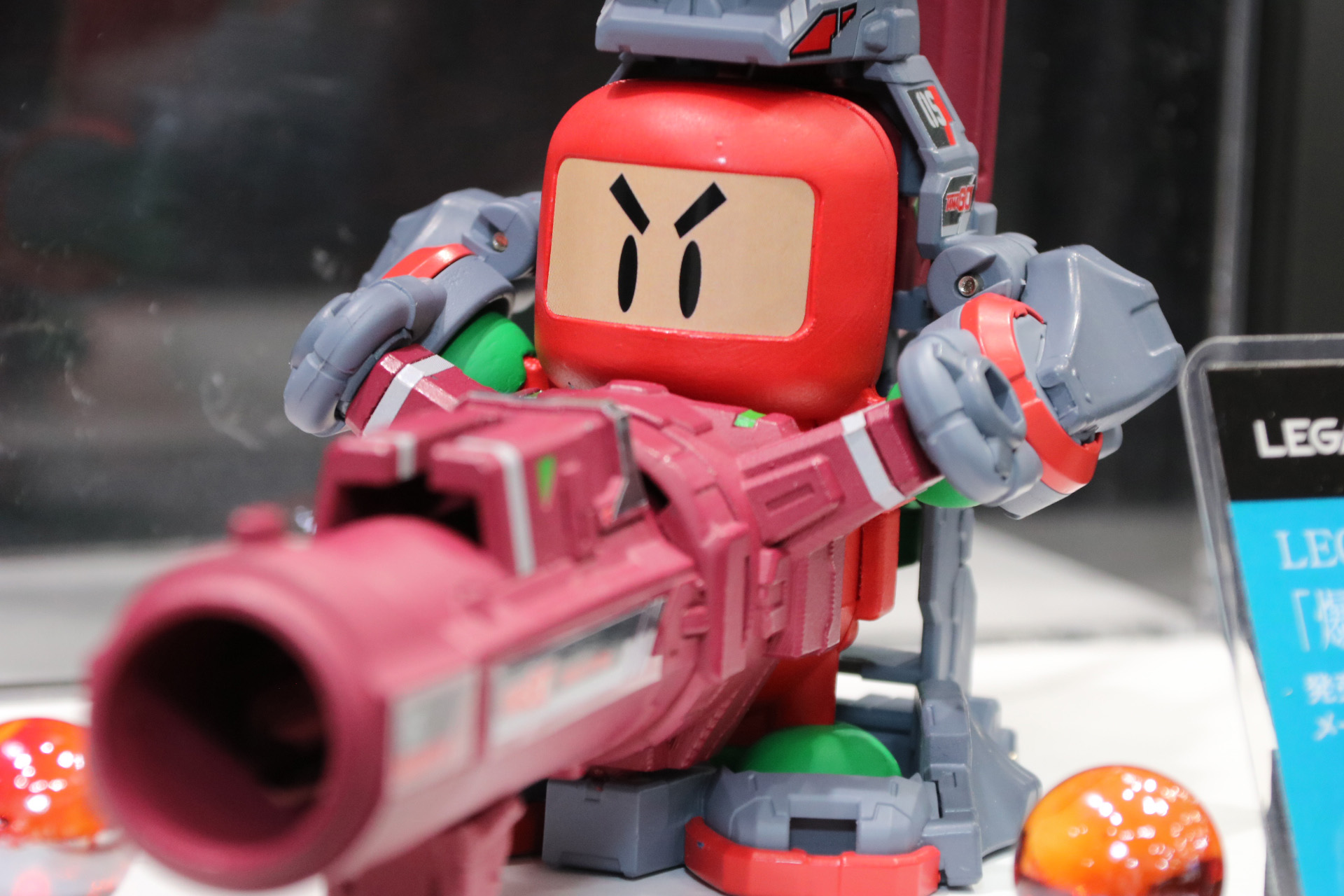 印象的な表情や武骨なOSギアと当時の息吹を感じる造形