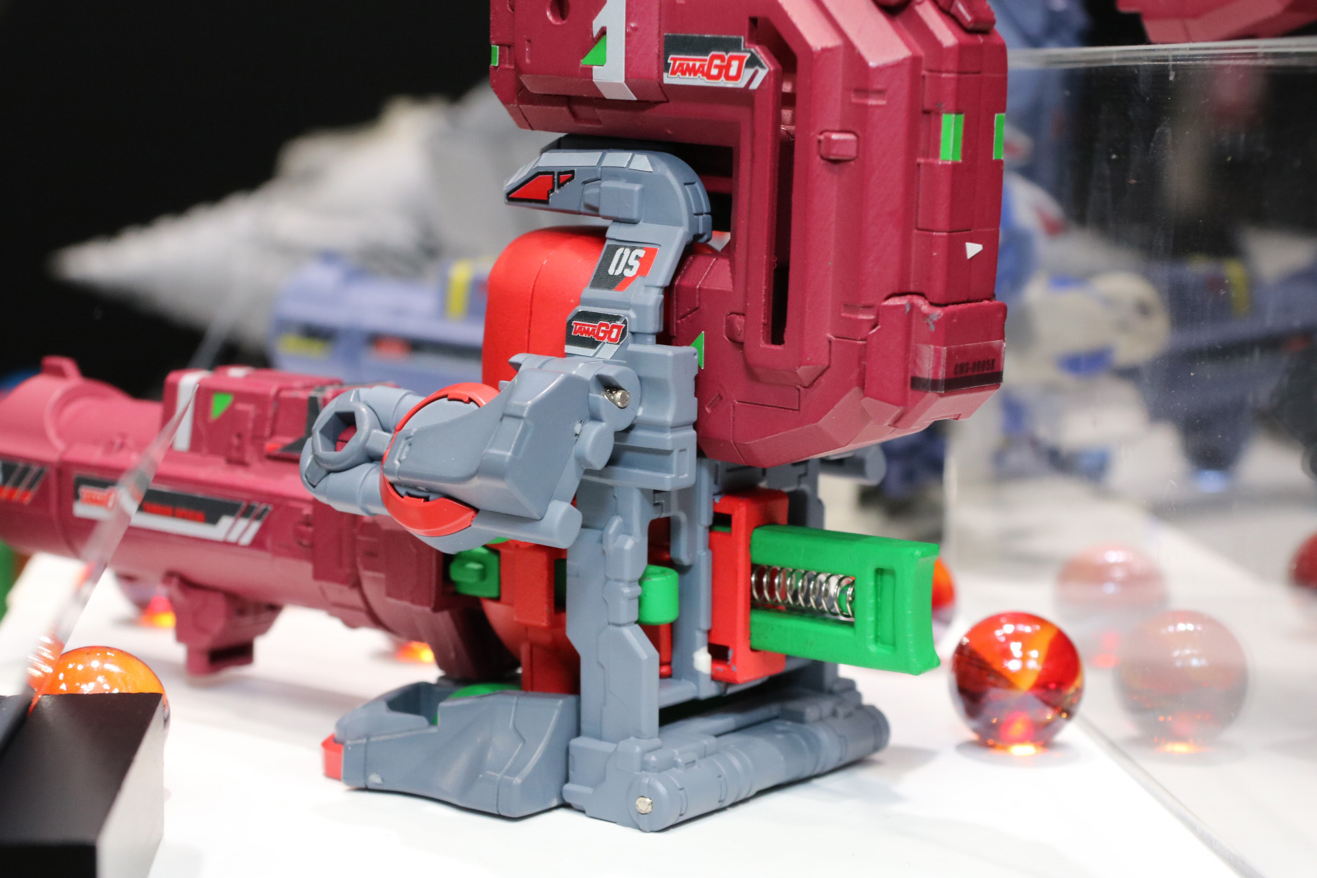 背面。ウイングパーツを取り付けられそうな構造となっている