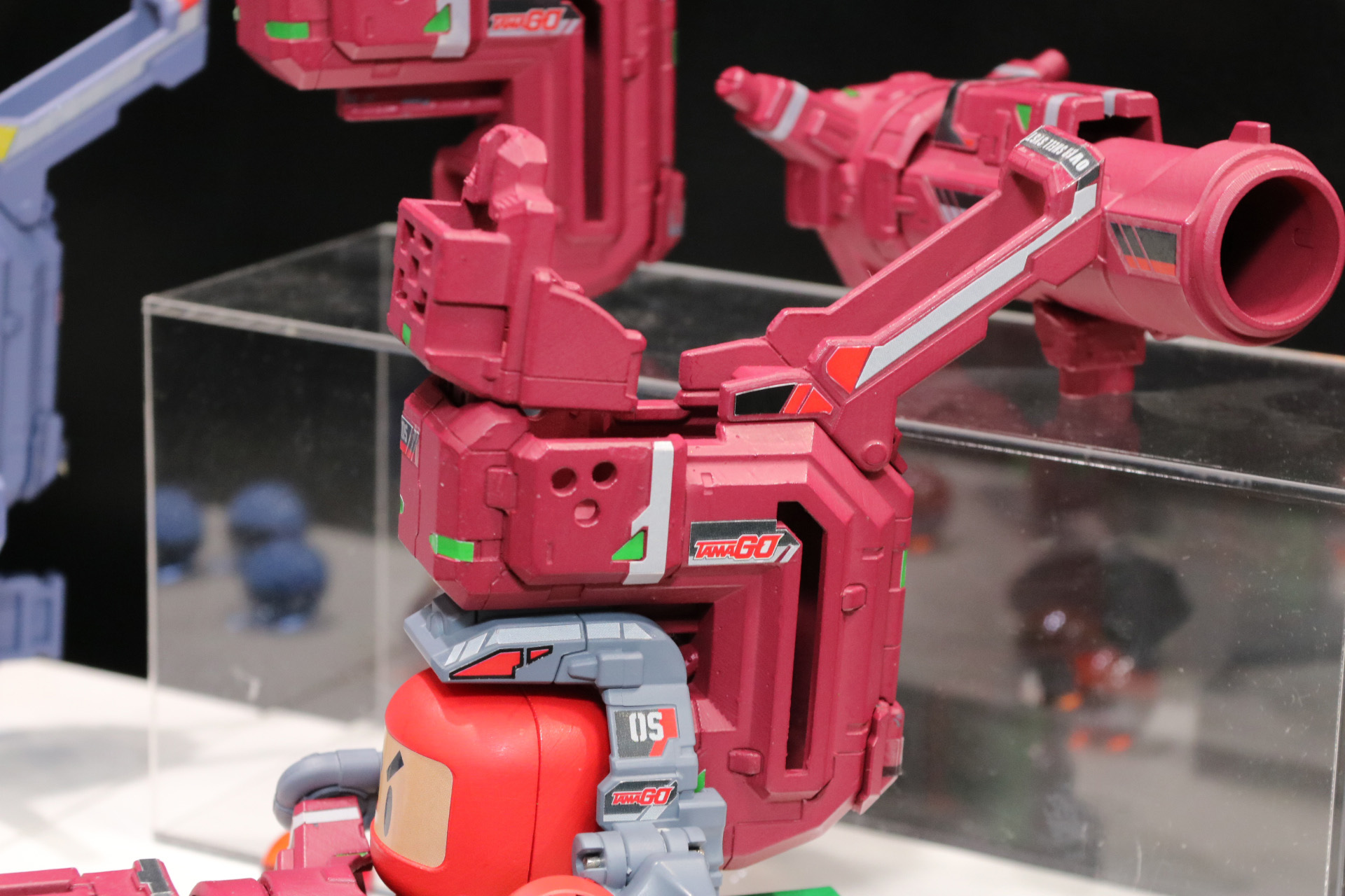 S字型のマガジンサイトは多数のビー玉を装填できるほか、サイトで狙いを定めることができるパーツとなっている