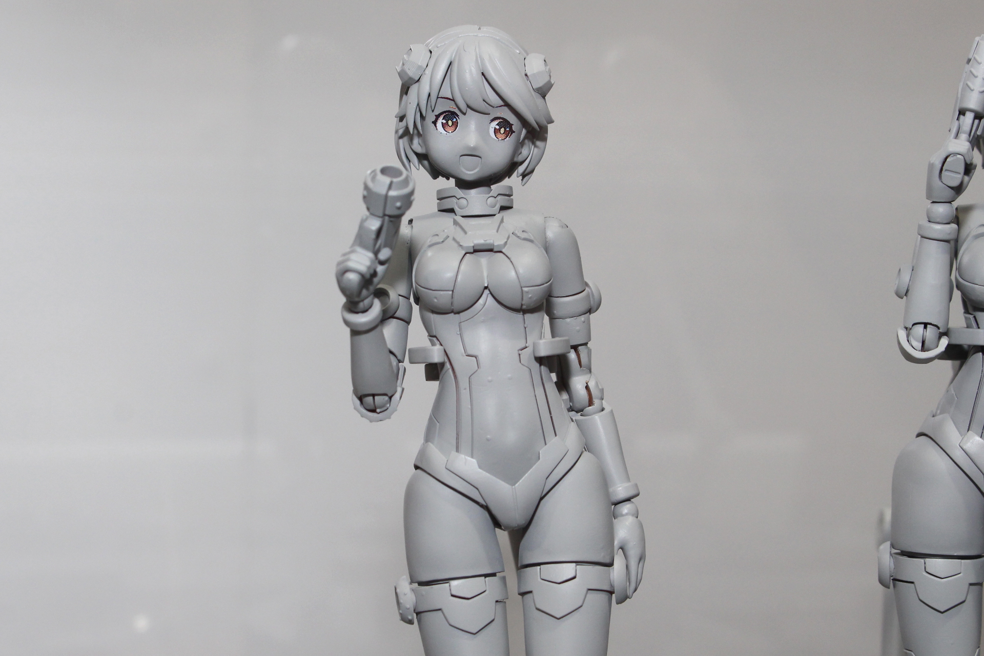 こちらは「EMO-X0022“アリア”」。ショートカットのキャラクターで、素体のカラーはレッド