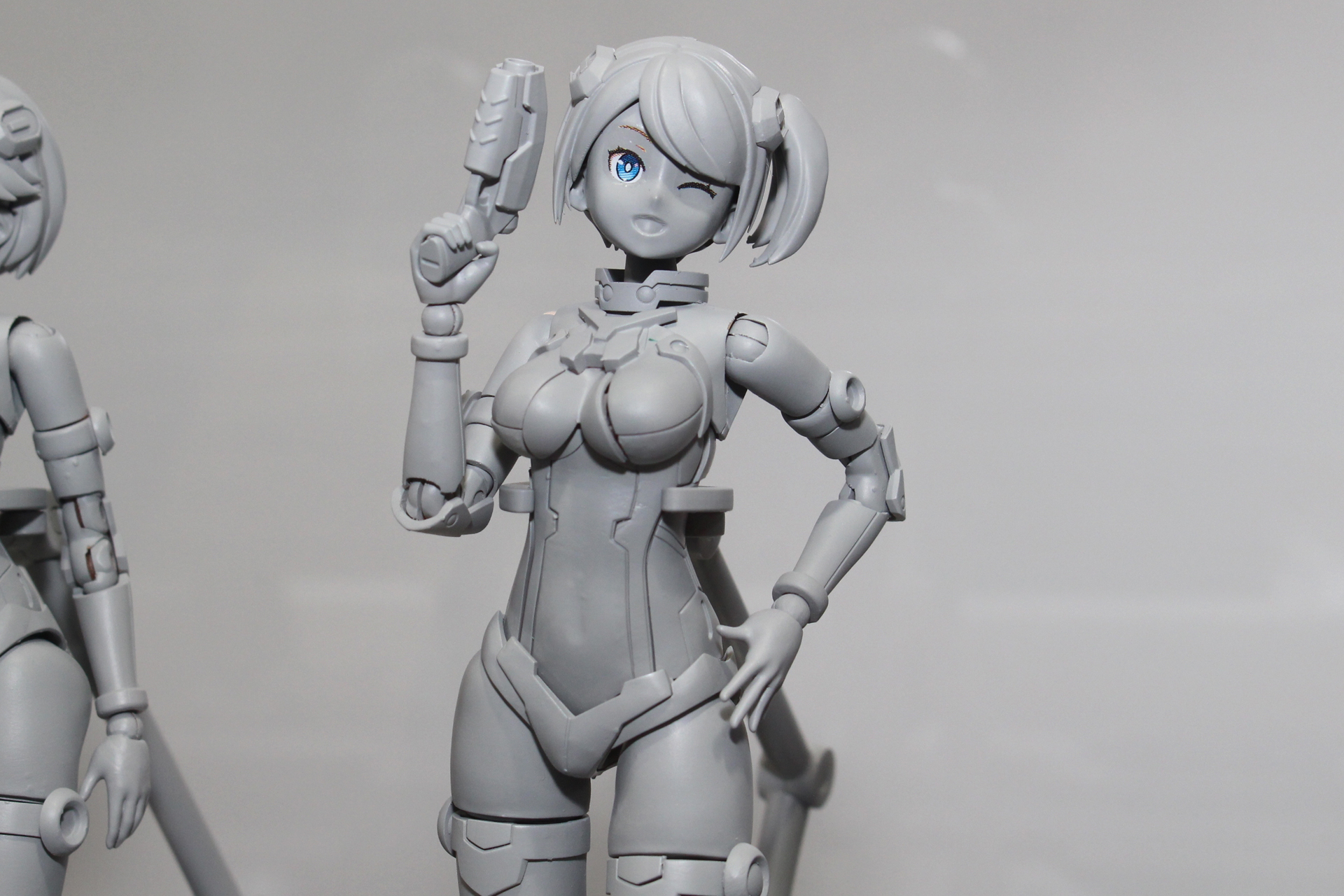 「EMO-X0024“シエル”」はブルーの素体となる予定で、髪型は片側で結んだ短めのサイドテール。アリアよりもバストや腰周りが大きめに設計されている