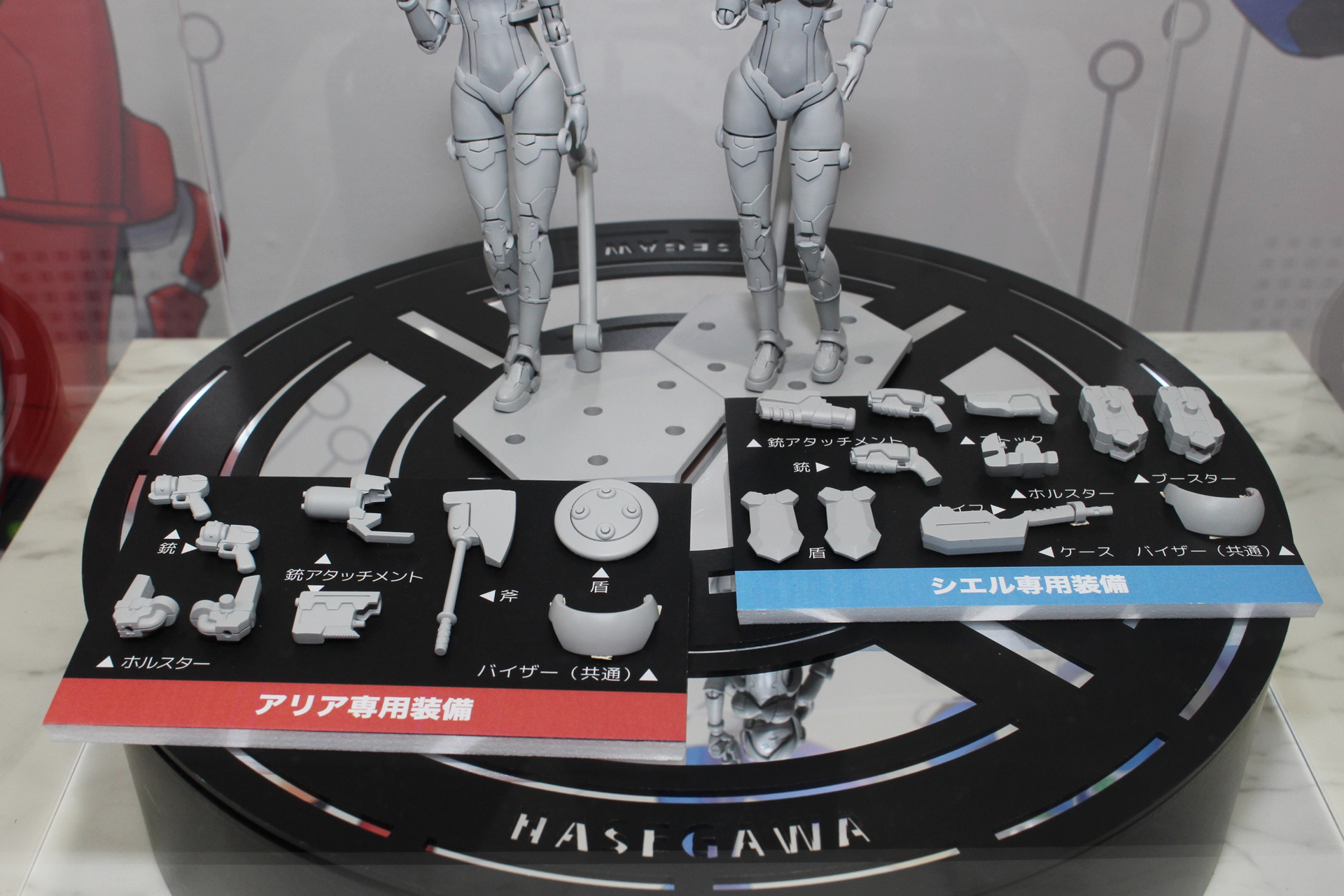 それぞれの付属品。もちろん互換はあるので、両方購入すれば装備の交換も可能だ