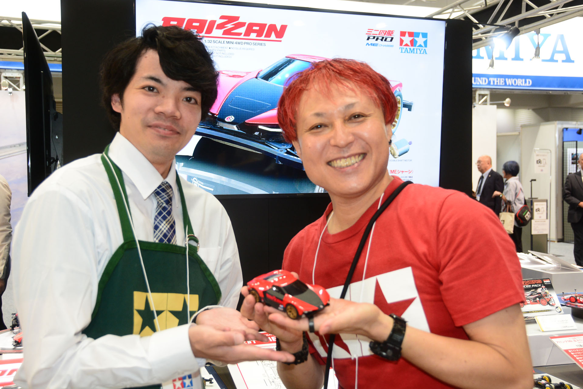 右が「RAIZAN」をデザインしたデザイナーの根津孝太氏。左は本商品の担当であるタミヤ企画開発部の黒木稔真氏