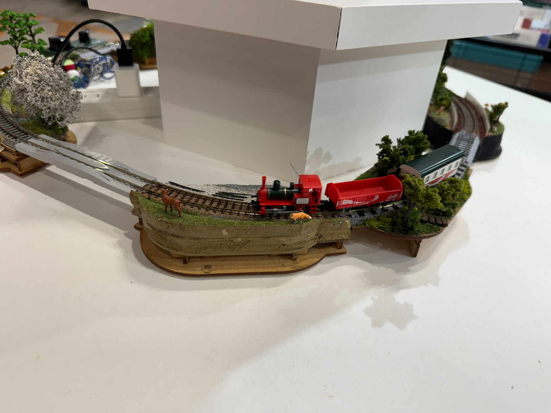 ブースの一角では様々な風景を走る汽車が展示