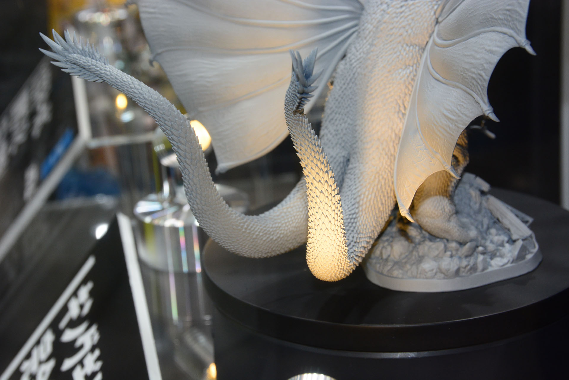 地面につかず、反り返る尻尾