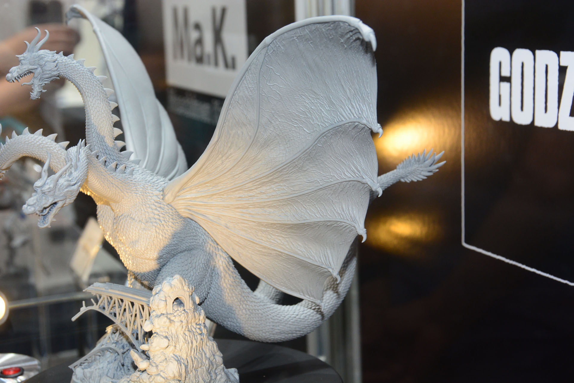 前方に急角度に曲がる羽の表現