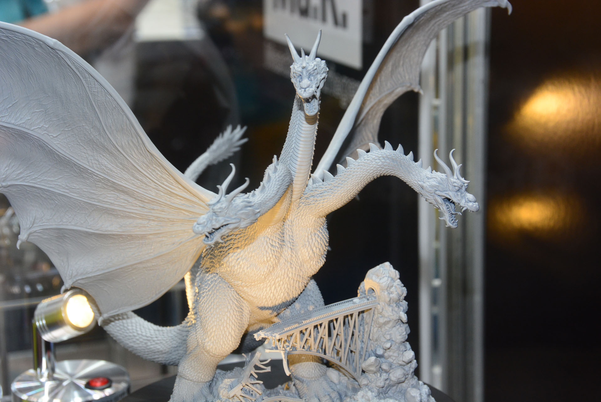 それぞれが別々の意思を持つ3つの首