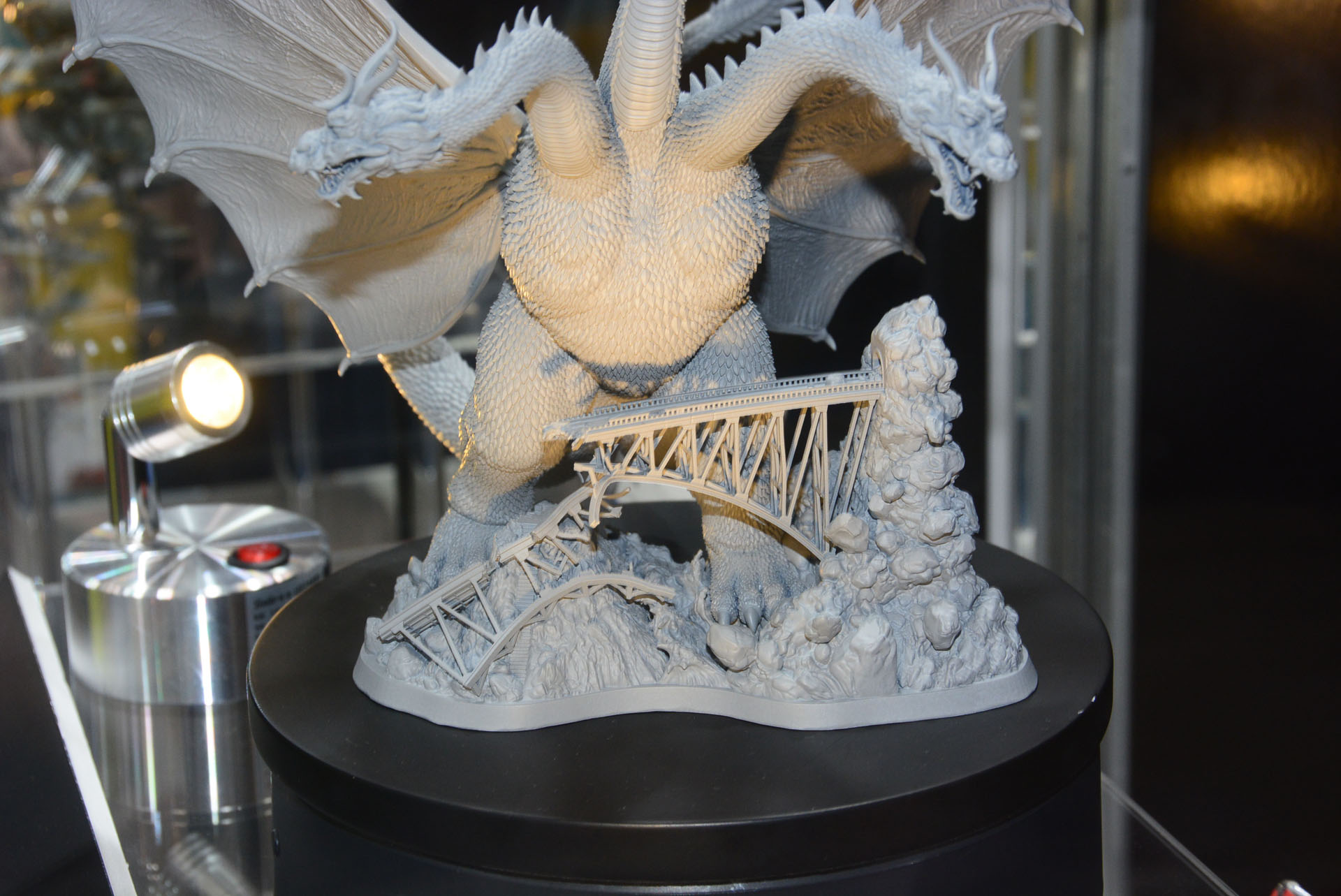 配置することで怪獣の巨大感と力強さを強調する鉄橋のジオラマ