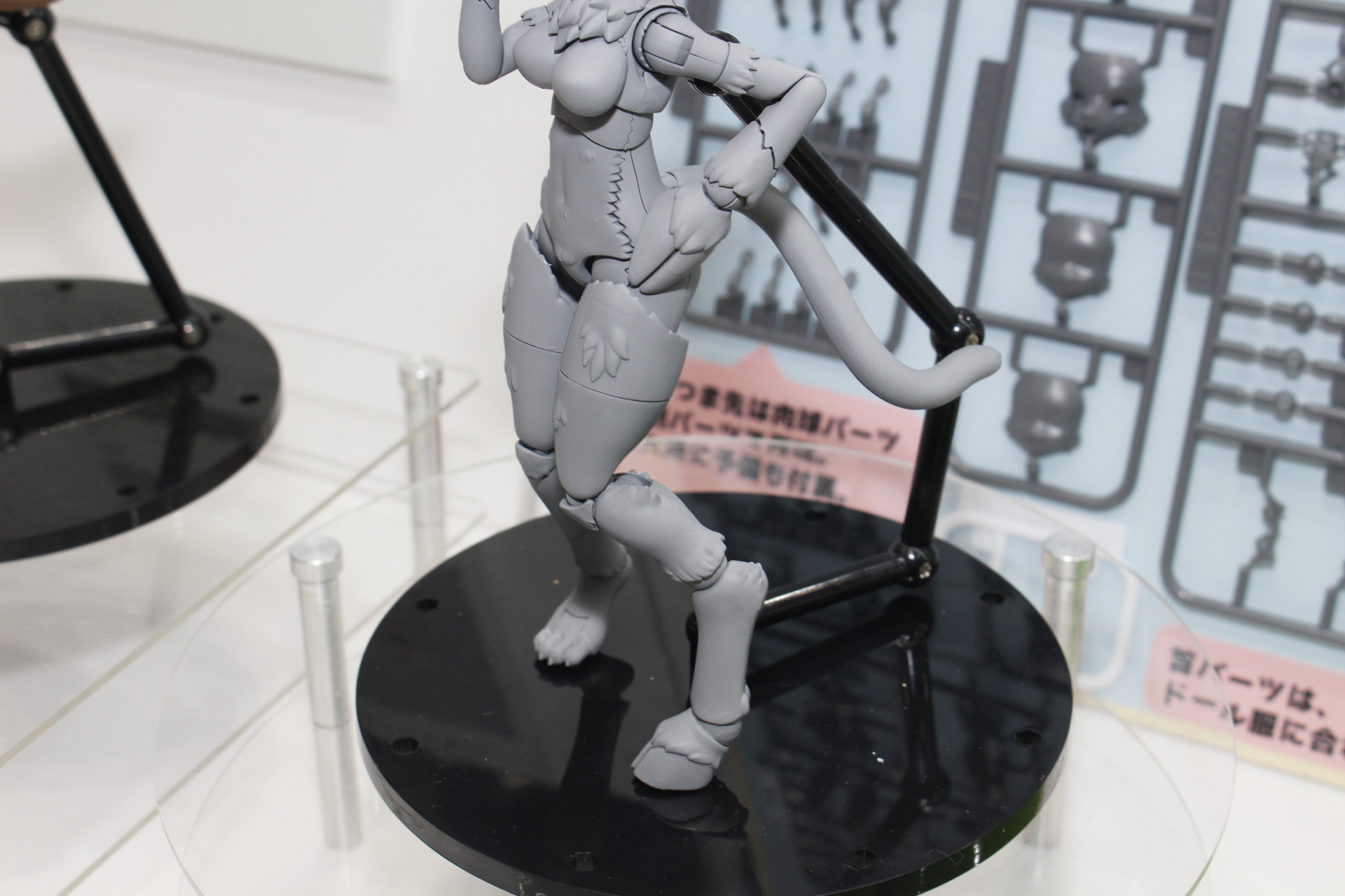 こちらがひづめのある手足。足だけ見るとギリシャ神話の半獣神パンのような雰囲気がある