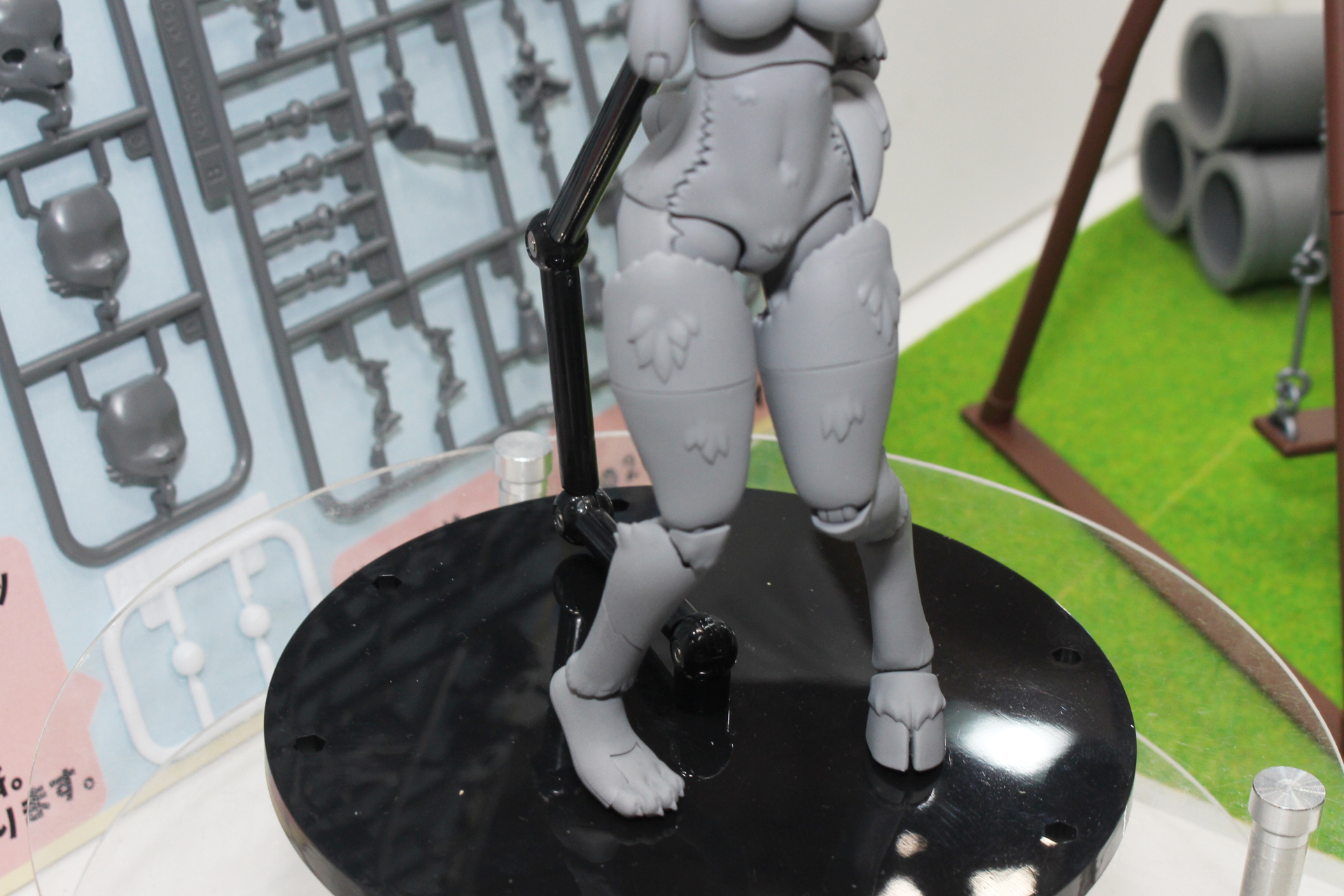 向かって左はヒトに近いケモ足。こちらも需要はありそうだ