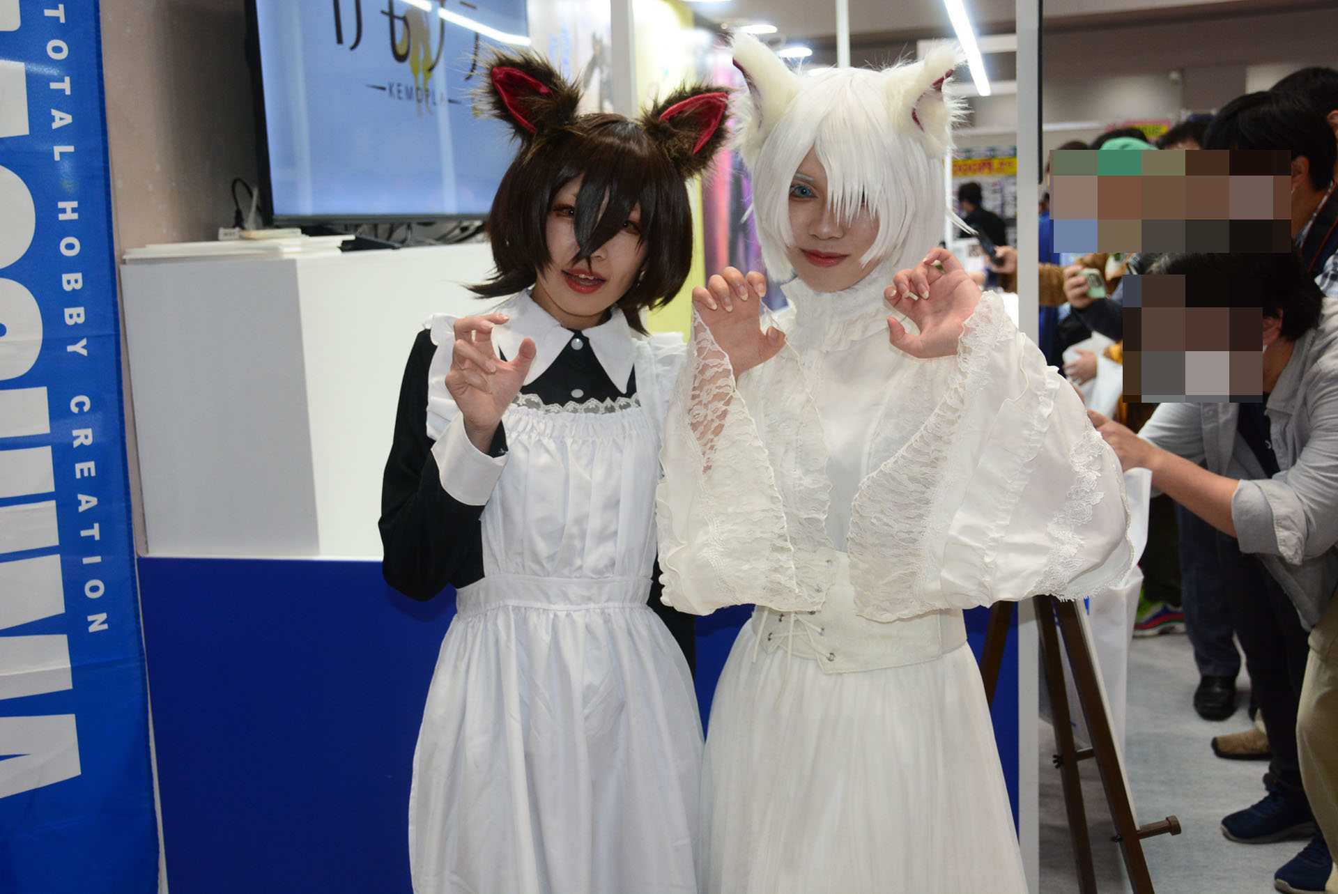 アオシマブースでは「けもプラ」のコスプレーヤーも出迎えてくれる