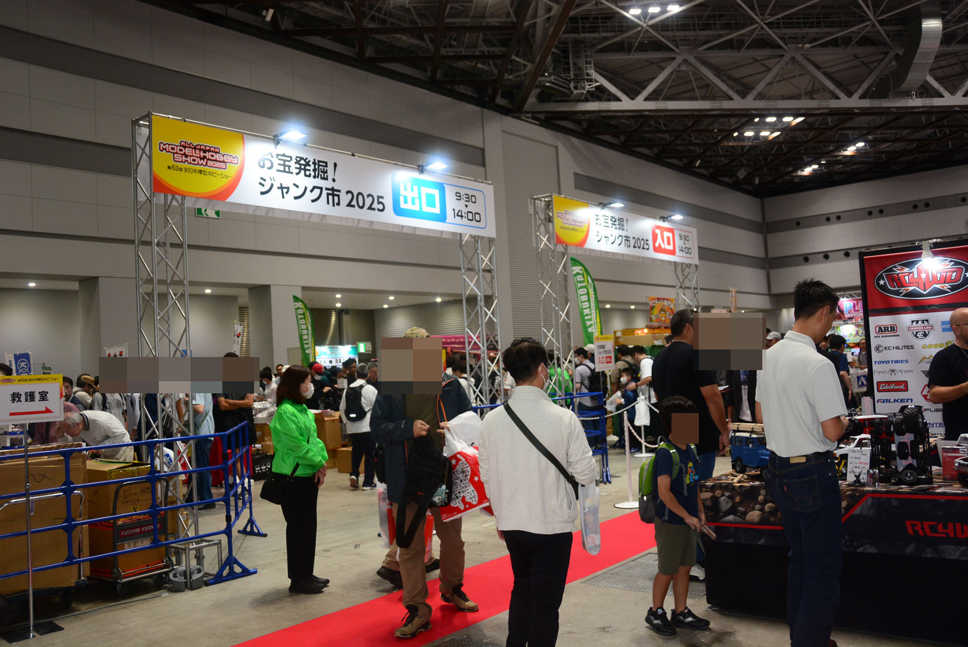 ジャンク市では各社の商品を特別価格で販売。ランナーでの販売も行われた