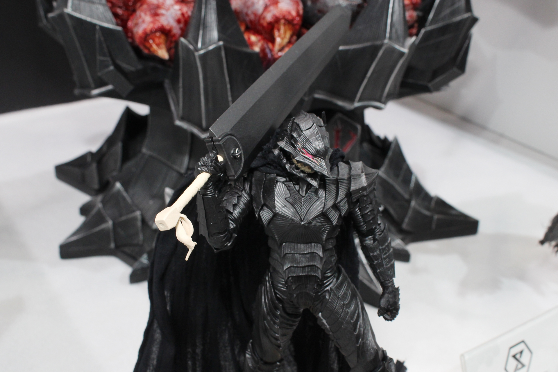 これは素組みの状態。兜の目は塗装済みで、発光表現に生かせるクリアパーツも付属。顔や台座などは成形色で再現している。マントは布製だ