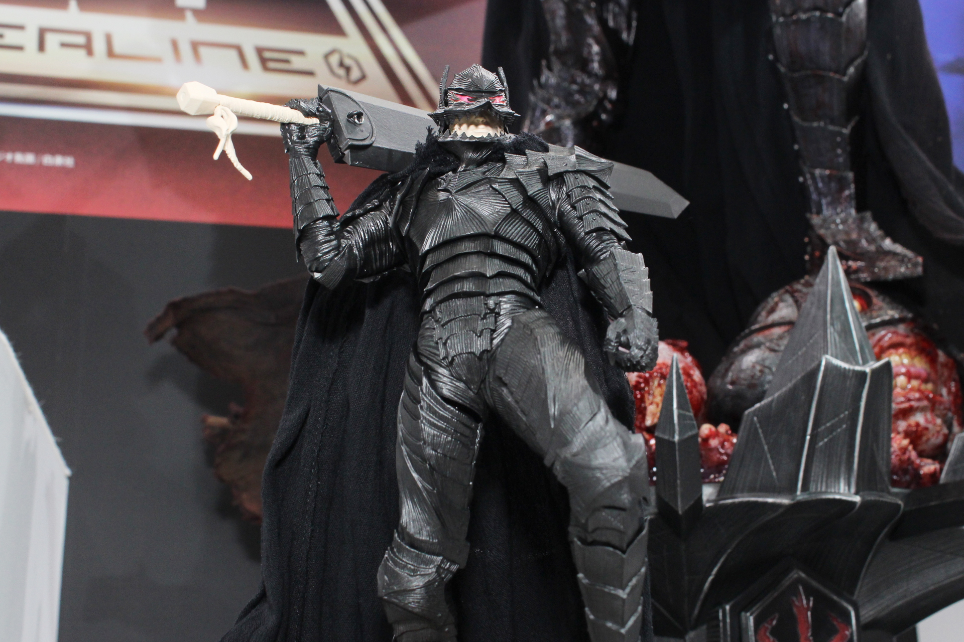 これは素組みの状態。兜の目は塗装済みで、発光表現に生かせるクリアパーツも付属。顔や台座などは成形色で再現している。マントは布製だ