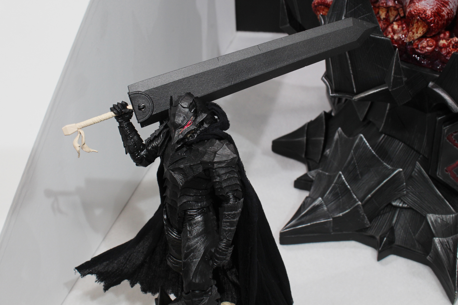 右腕は差し替え式で、ドラゴンころしを下ろした状態のポーズも可能