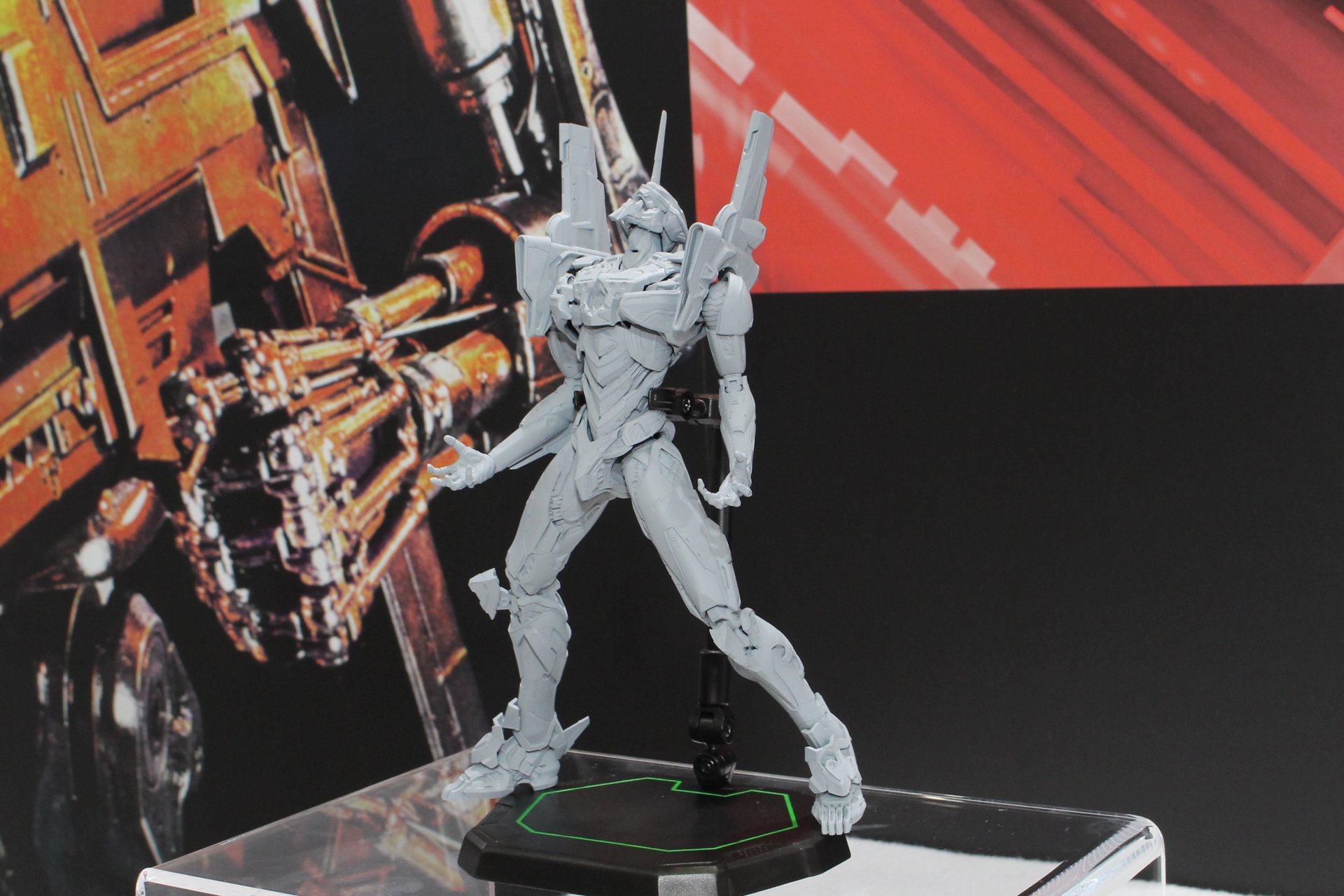 初号機が劇中で見せたアクションのポージングも可能