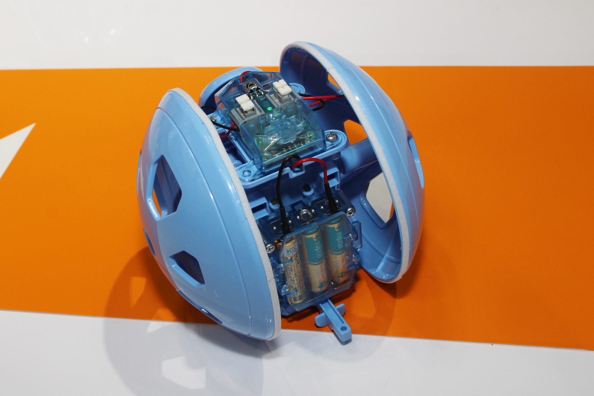 これは後ろ側。単3電池3本がオモリとなって、赤外線ユニットが常時上側に来るように設計されている。その下に見えるのが脚で、これを付ければ中央部が回ってしまうことがない