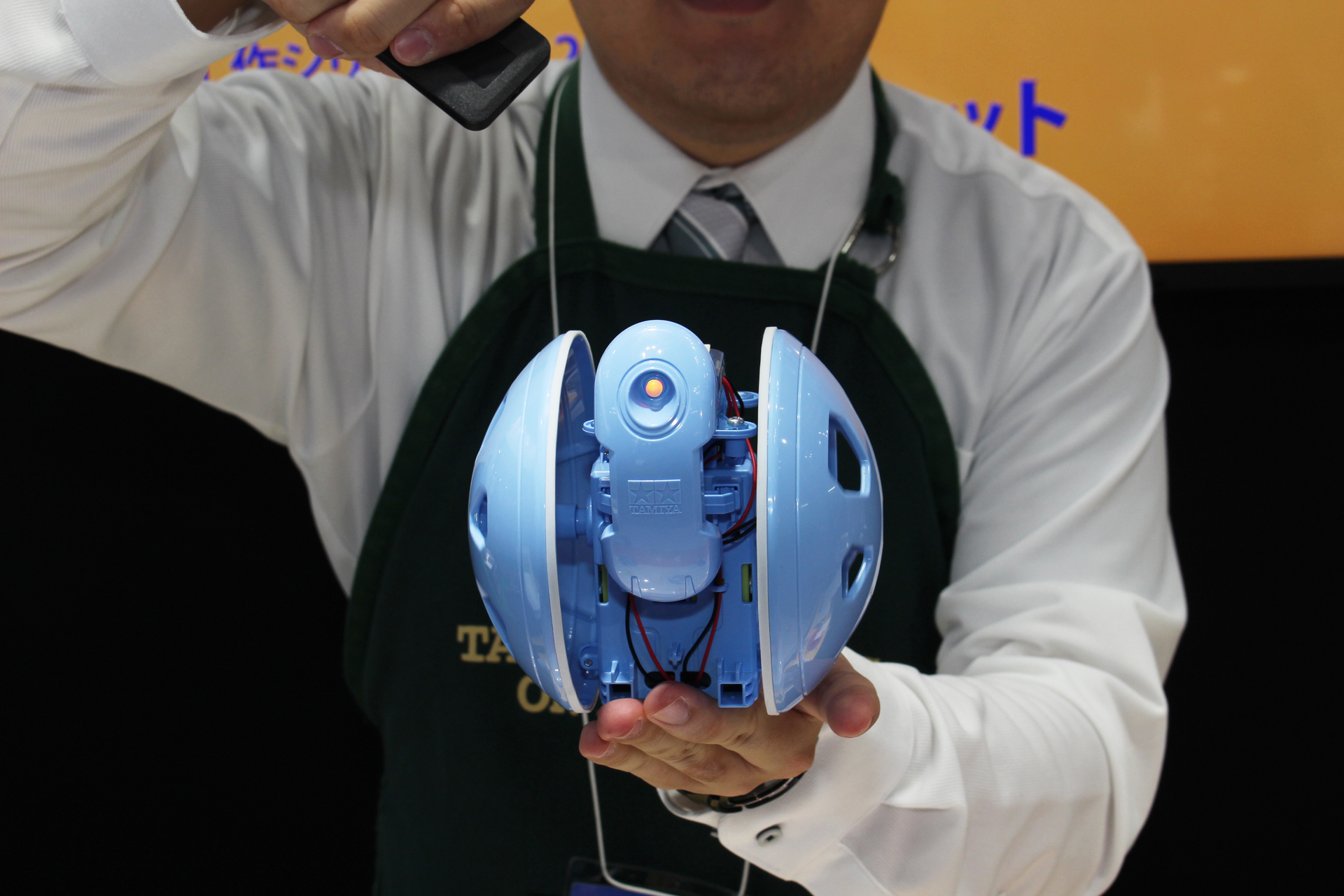 前方に丸い穴の部分にマルチカラーLEDを付けた作例。ロボットみが増している