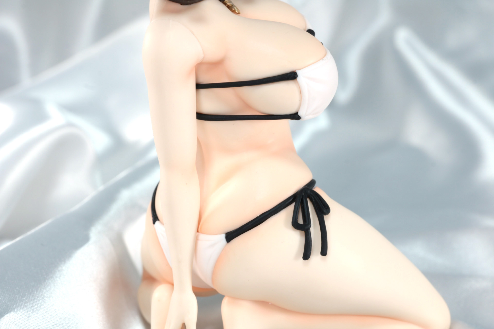 腰に乗った肉感や動きなども造形されている