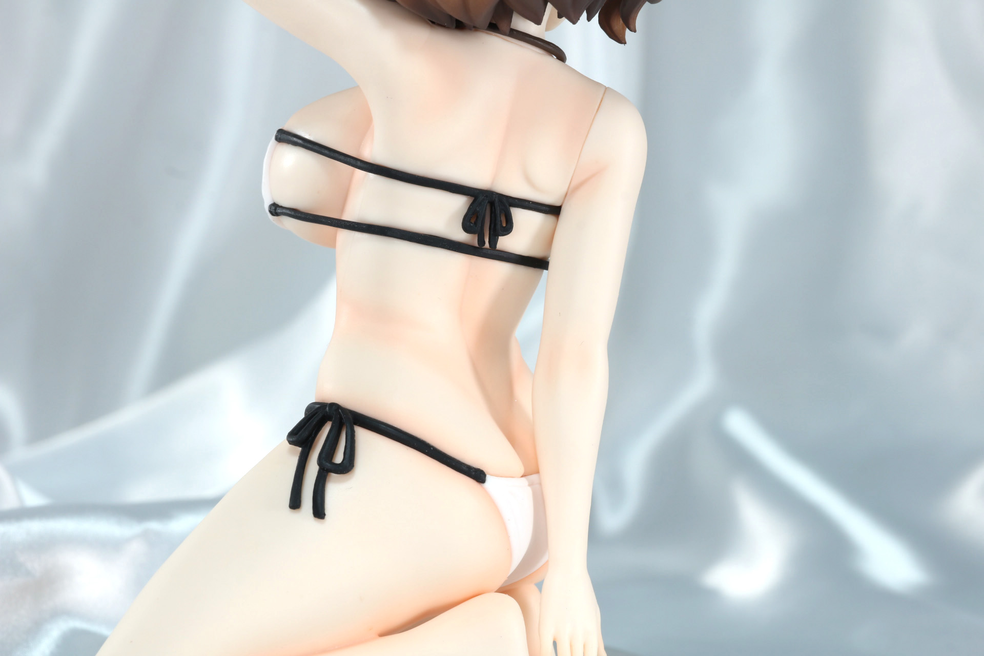 水着の細いヒモの結び目も細かく造形されている