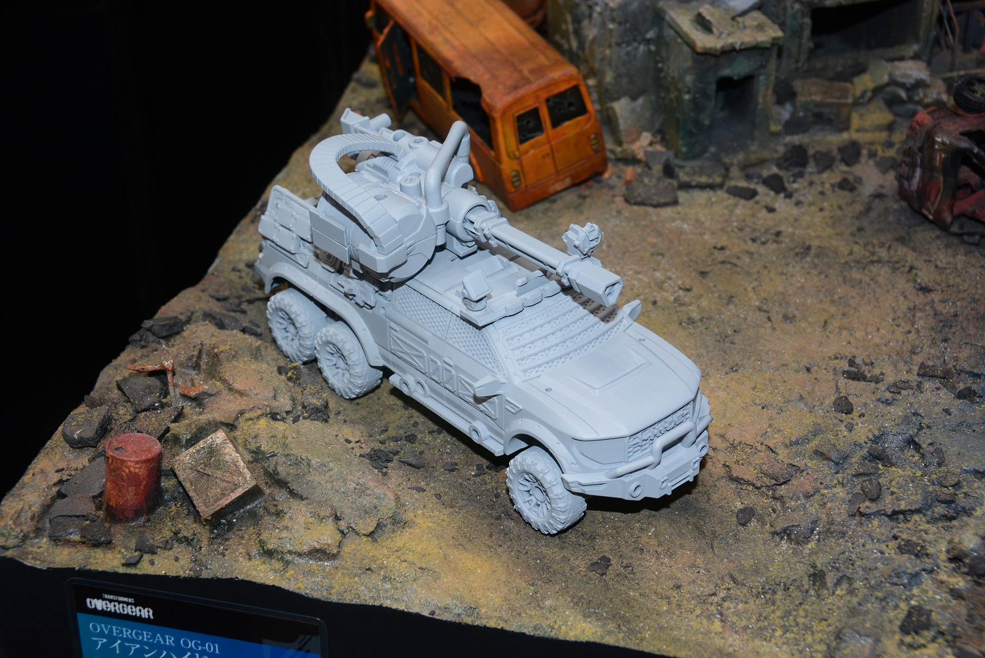 こちらは軍用車両というよりも一般車を戦闘用に改造した雰囲気