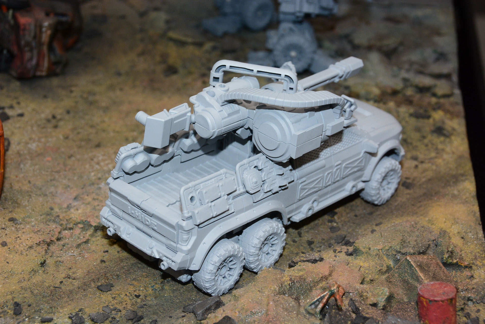 荷台でミニガンが操作できるような配置だ